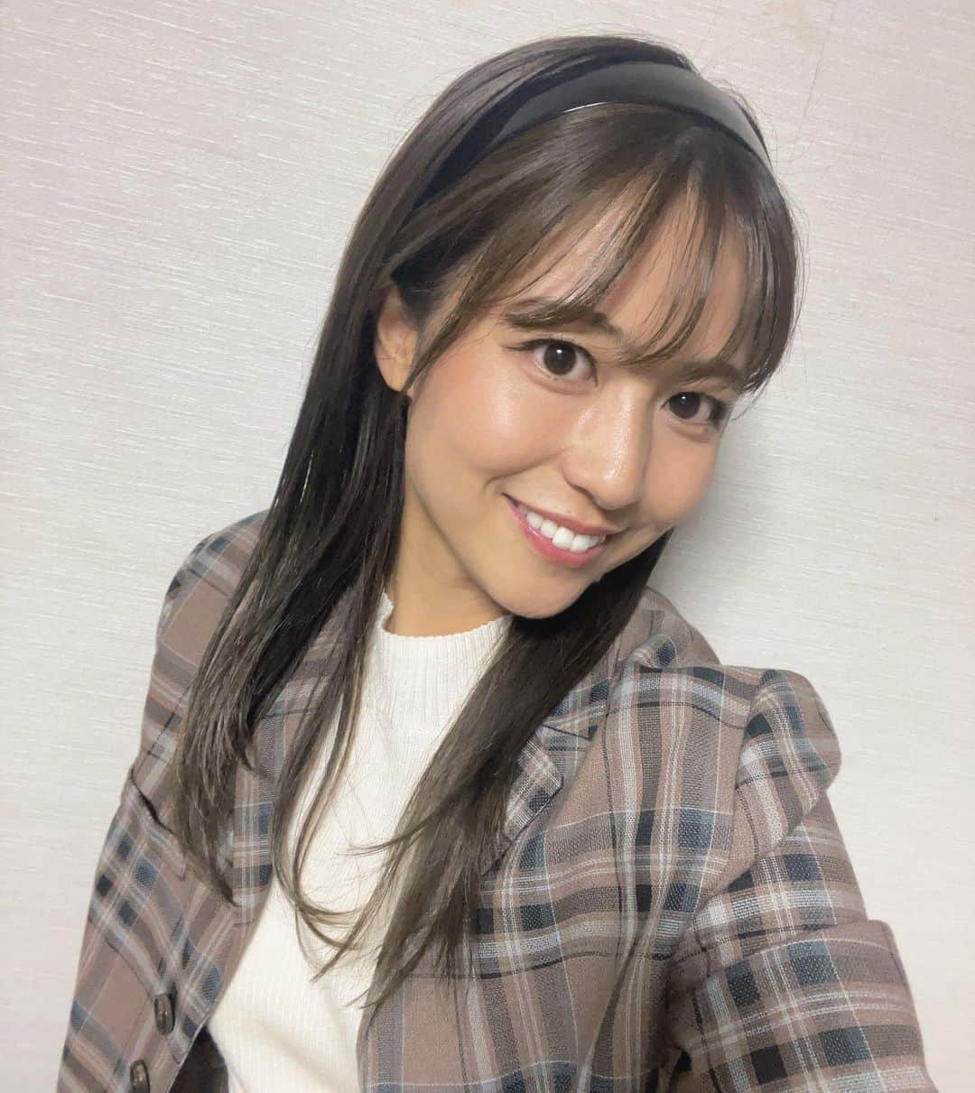 池山智瑛のインスタグラム：「. 何億年ぶりのカチューシャしました🎀 服も含めてレトロな感じになった☝️  こんな感じの私もいいかな❓😊 .」