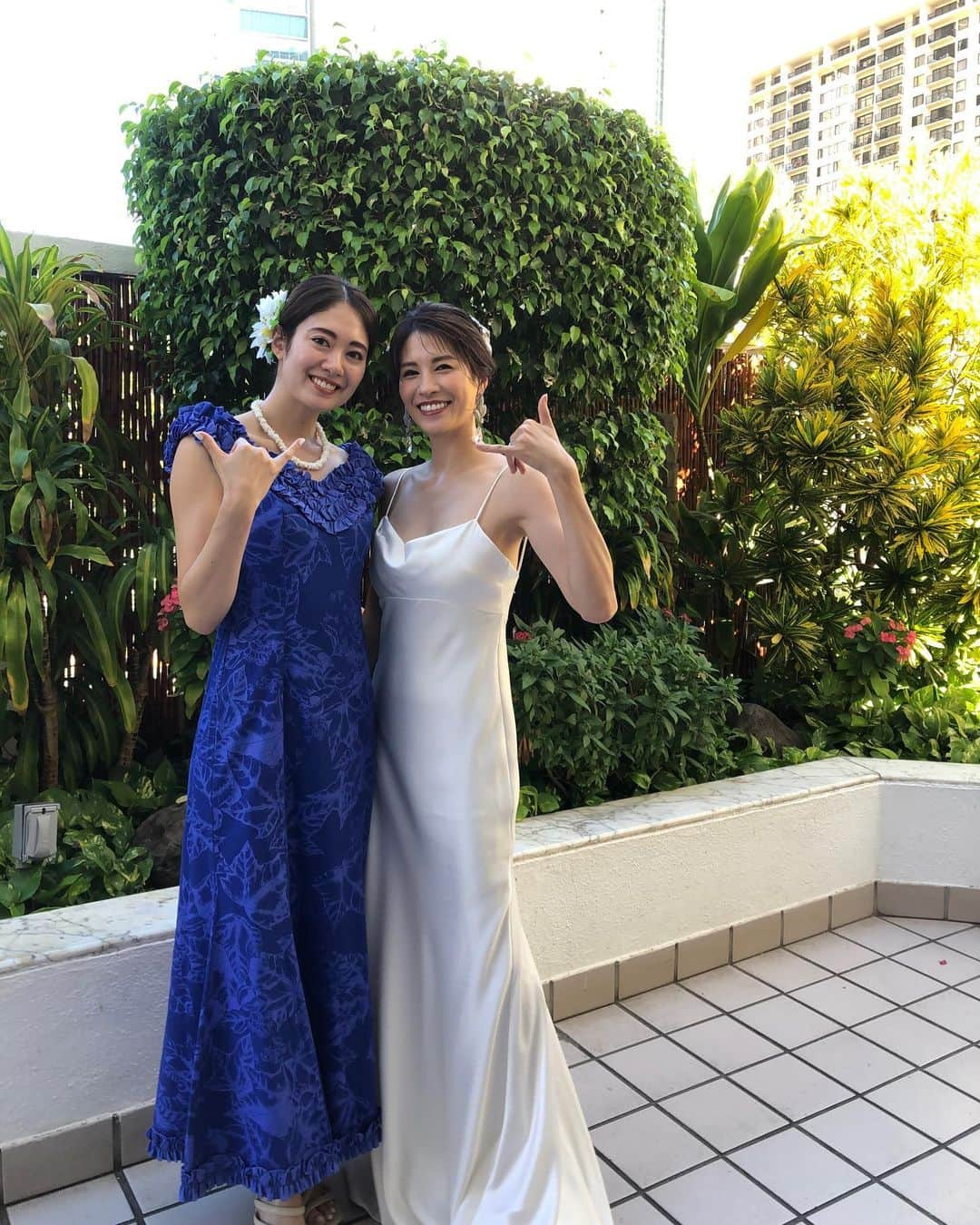 土屋希美さんのインスタグラム写真 - (土屋希美Instagram)「🤵‍♂️👰‍♀️ 2019年にハワイで挙式を挙げる予定がコロナで無くなり 子供も授かって、挙式とかいいや〜 となっていた所、ハワイ行くついでに写真だけでも撮ればどう？となり実現したブライダルフォト📸 家族に声をかけたらハワイまで来てくれました♡ 皆んなお揃いのアロハとムームー着て🤙 3年越しに良い思い出になりました♡♡ #ブライダルフォト #ハワイウェディングフォト」10月25日 20時22分 - nozonni