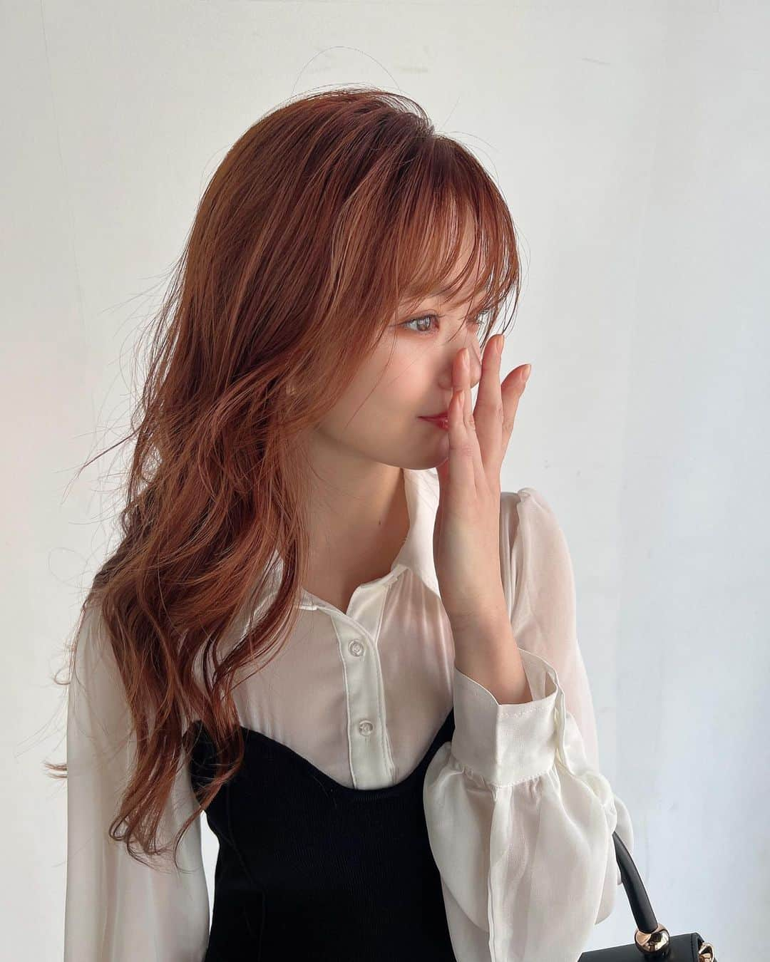 桜井美悠（みゆみゆ）のインスタグラム：「. カラー行ってきたよ🧡  7枚目わらいすぎなw  めっちゃ撮ってもらったし 分かりやすいようにいっぱい載せとくねっ！  @logshogo くんの所行ったら間違いないけどカラー悩んでる子は参考にしてみて〜🐥✨  #ヘアカラートレンド#ヘアスタイル」