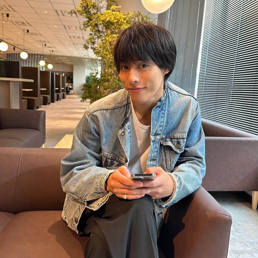 佐藤颯人さんのインスタグラム写真 - (佐藤颯人Instagram)「💇🏻‍♂️✨ #佐藤三兄弟 #三つ子 #satotriplets #triplets #haircut #menshair」10月25日 20時34分 - hyt.0601