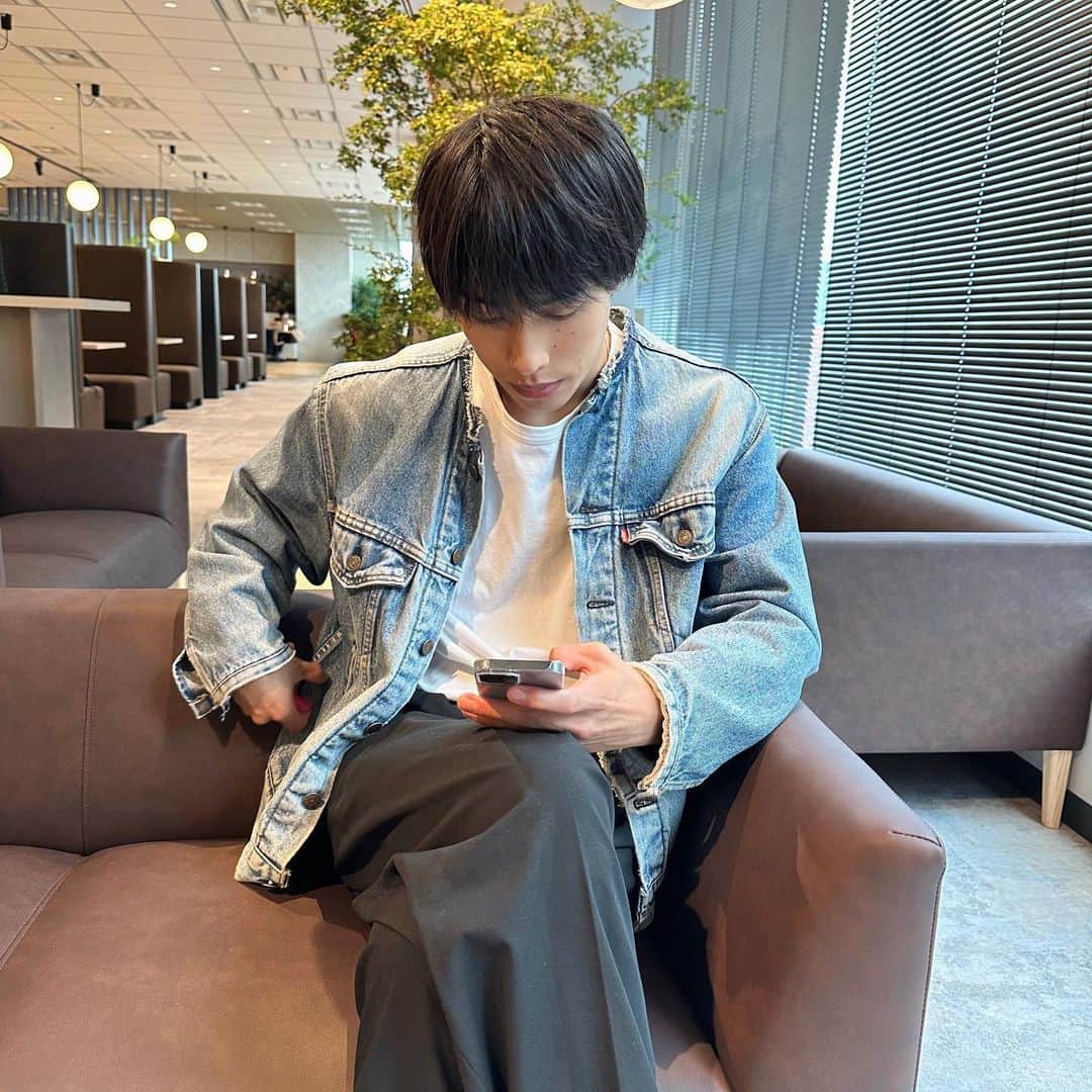 佐藤颯人さんのインスタグラム写真 - (佐藤颯人Instagram)「💇🏻‍♂️✨ #佐藤三兄弟 #三つ子 #satotriplets #triplets #haircut #menshair」10月25日 20時34分 - hyt.0601