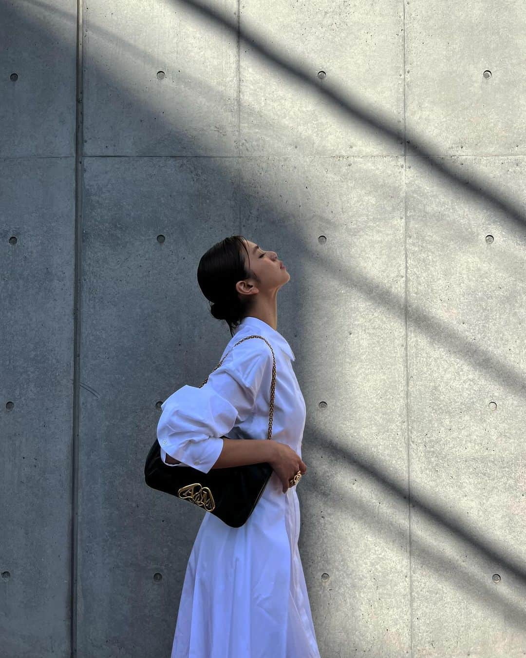 佐藤晴美さんのインスタグラム写真 - (佐藤晴美Instagram)「McQueenSeal🌱  自然と共鳴するマックイーンの象徴である エンブレムをあしらったバッグ。  膨らみのある柔らかいシルエットと、 ブラックとゴールドのクールな印象が素敵🤍  #McQueenSeal #PR」10月25日 20時28分 - sato_harumi__official
