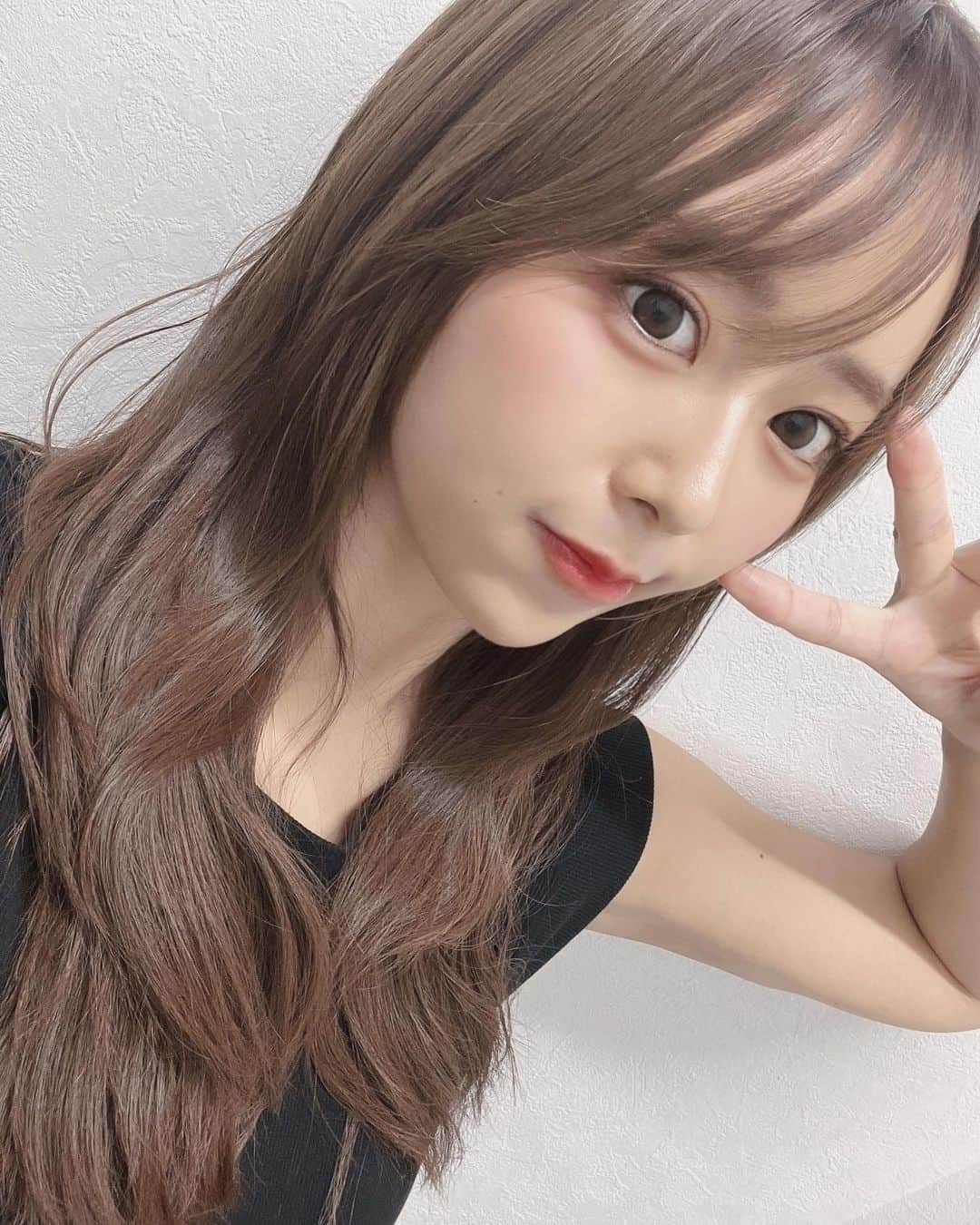 井口裕香のインスタグラム：「🖤🖤🖤 きょうも１日ノースリーブだった。 このまま真冬もノースリーブで過ごしたい。 ノースリーブ➕ダウンコートで過ごしたい⛄️  #暑がりすぎて #冬でもニットは着れない #冬のお洒落たのしみたい #可愛いニット着てみたい #スタジオのなかは暖かい #すこしもさむくないわ #アナ雪見たことない🙅🏿‍♀️」