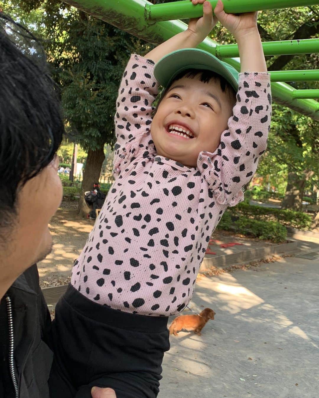 漆川由佳のインスタグラム：「どんぐりたくさん拾いたいとリクエストを受けて3人で最後の公園へ🌳✨」