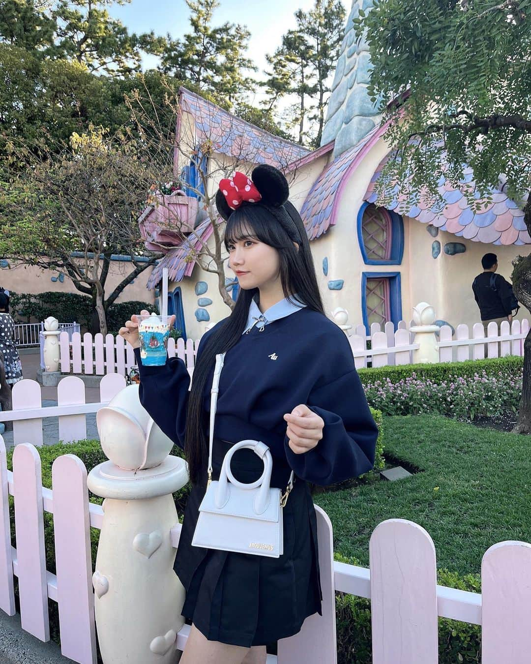 ミルさんのインスタグラム写真 - (ミルInstagram)「AnnMiru着てハロウィンディズニー!!!🏰🤍  写真上での新しい思い出沢山作ろう~！で色んな場所に連れ出してくれる周りの環境が優しくてとっても嬉しい！🥺💕 全身アンミルコーデ出来て言葉にならない嬉しさ...そして可愛過ぎる😭  遂に明日10月26日20時〜release!!!!!!🫶 tops：AMロゴクロップドスウェット（ネイビー） trench coat：ビックカラーショートトレンチ（beige） skirt：プリーツミニスコート（black Mサイズ）  もちもち素材でシワがつきにく過ぎるダンボール生地！きめ細かな素材なのでカジュアル過ぎない清潔感のあるスウェットです💕 夜はトレンチコート着て丁度よかった🥹✨ 秋〜春にかけて長期的に使えるのでこれはたまらん1番人気だと予想😮‍💨🤍（⁉️） 日中はトレンチを手に持っていたのですがシワにならなかったの！柔らかい生地にして良かった🥰  このコーデ大好きー！！！！！！ マネキンコーデならぬミルコーデ是非して欲しいなぁ🥰  お洋服わかりやすいように動画撮ってみました😇目を細めて見てください🥰（？）  #ハロウィンディズニー#秋服コーデ#annmiru#アンミル#ミニーちゃんコーデ #ミニーちゃん#ディズニーコーデ#ディズニーランド#スウェットコーデ #トレンチコート#カジュアルガーリー #ootd#disneyland」10月25日 20時33分 - ____tkym_m____