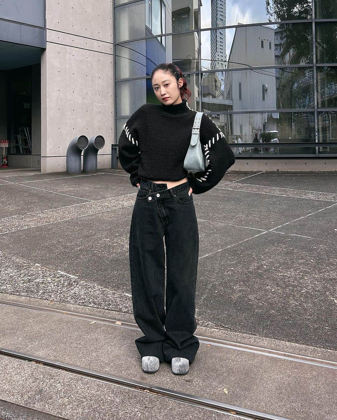 MOUSSY SNAPさんのインスタグラム写真 - (MOUSSY SNAPInstagram)「#MOUSSYSNAP @nanako_muramoto 161cm LUMINE EST SHINJUKU / ルミネエスト新宿店スタッフ  ・CROPPED STITCHING KNIT(010GAG70-5730) ・CROSS WAIST WIDE STRAIGHT(010GA211-5610) ・EYELET ROUND HAND BAG(010GAT51-5420) ・CHUNKY SLIP ON SHOES(010GAS52-6180) 全国のMOUSSY店舗／SHEL'TTER WEBSTORE／ZOZOTOWNにて発売中。  #MOUSSY #MOUSSYJEANS」10月25日 20時42分 - moussysnap