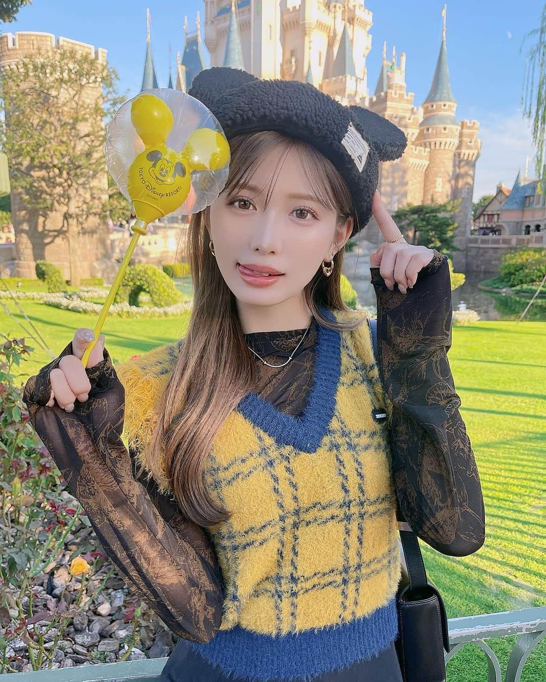 伊藤実祐さんのインスタグラム写真 - (伊藤実祐Instagram)「Disney land 🎪 写真映えスポット ⸜❤︎⸝ ( 最後の7枚目に場所載せてます ) ⁡ ⁡ シンデレラ城と芝生の緑がめちゃくちゃ映えるし 背景に人が映り込む心配もない！🐭🩷 ⁡ 直射日光で自然光操るの ちょい難しいけどおすすめ☝🏻🫧 ⁡ ⁡ で、 何枚目がすき？🙃 ⁡ ⁡ ⁡ #ディズニー #ディズニーランド #ディズニーコーデ #ディズニーグッズ #ディズニーカチューシャ #ディズニー40周年 #ディズニーハロウィン  #自まつ毛 #自まつ毛メイク #まつ毛美容液 #ラッシュリフト #ラッシュアディクト #イエベ #イエベ秋 #イエベ春 #イエベメイク #骨格ストレート #骨ストコーデ #骨スト #骨格ストレートコーデ」10月25日 20時35分 - miyu.61