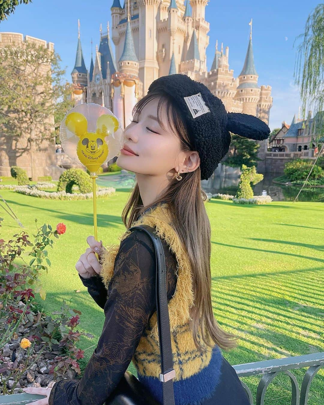 伊藤実祐さんのインスタグラム写真 - (伊藤実祐Instagram)「Disney land 🎪 写真映えスポット ⸜❤︎⸝ ( 最後の7枚目に場所載せてます ) ⁡ ⁡ シンデレラ城と芝生の緑がめちゃくちゃ映えるし 背景に人が映り込む心配もない！🐭🩷 ⁡ 直射日光で自然光操るの ちょい難しいけどおすすめ☝🏻🫧 ⁡ ⁡ で、 何枚目がすき？🙃 ⁡ ⁡ ⁡ #ディズニー #ディズニーランド #ディズニーコーデ #ディズニーグッズ #ディズニーカチューシャ #ディズニー40周年 #ディズニーハロウィン  #自まつ毛 #自まつ毛メイク #まつ毛美容液 #ラッシュリフト #ラッシュアディクト #イエベ #イエベ秋 #イエベ春 #イエベメイク #骨格ストレート #骨ストコーデ #骨スト #骨格ストレートコーデ」10月25日 20時35分 - miyu.61