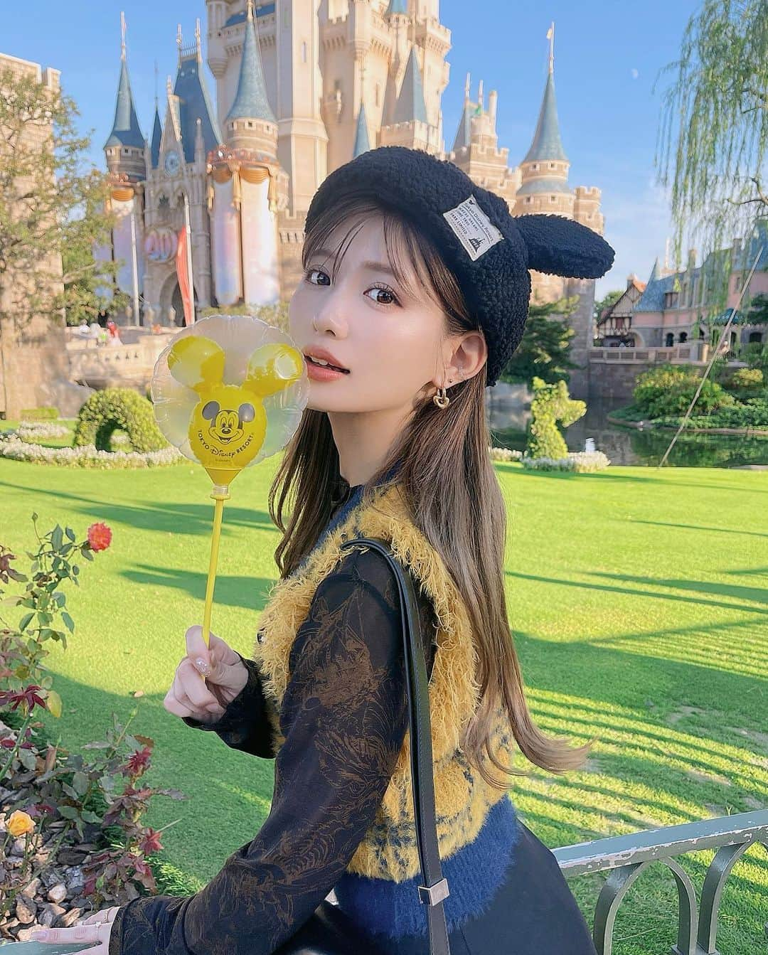 伊藤実祐さんのインスタグラム写真 - (伊藤実祐Instagram)「Disney land 🎪 写真映えスポット ⸜❤︎⸝ ( 最後の7枚目に場所載せてます ) ⁡ ⁡ シンデレラ城と芝生の緑がめちゃくちゃ映えるし 背景に人が映り込む心配もない！🐭🩷 ⁡ 直射日光で自然光操るの ちょい難しいけどおすすめ☝🏻🫧 ⁡ ⁡ で、 何枚目がすき？🙃 ⁡ ⁡ ⁡ #ディズニー #ディズニーランド #ディズニーコーデ #ディズニーグッズ #ディズニーカチューシャ #ディズニー40周年 #ディズニーハロウィン  #自まつ毛 #自まつ毛メイク #まつ毛美容液 #ラッシュリフト #ラッシュアディクト #イエベ #イエベ秋 #イエベ春 #イエベメイク #骨格ストレート #骨ストコーデ #骨スト #骨格ストレートコーデ」10月25日 20時35分 - miyu.61