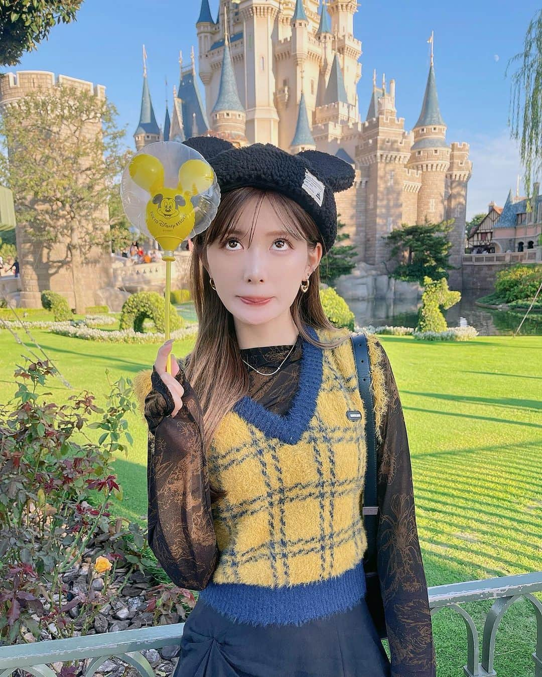 伊藤実祐さんのインスタグラム写真 - (伊藤実祐Instagram)「Disney land 🎪 写真映えスポット ⸜❤︎⸝ ( 最後の7枚目に場所載せてます ) ⁡ ⁡ シンデレラ城と芝生の緑がめちゃくちゃ映えるし 背景に人が映り込む心配もない！🐭🩷 ⁡ 直射日光で自然光操るの ちょい難しいけどおすすめ☝🏻🫧 ⁡ ⁡ で、 何枚目がすき？🙃 ⁡ ⁡ ⁡ #ディズニー #ディズニーランド #ディズニーコーデ #ディズニーグッズ #ディズニーカチューシャ #ディズニー40周年 #ディズニーハロウィン  #自まつ毛 #自まつ毛メイク #まつ毛美容液 #ラッシュリフト #ラッシュアディクト #イエベ #イエベ秋 #イエベ春 #イエベメイク #骨格ストレート #骨ストコーデ #骨スト #骨格ストレートコーデ」10月25日 20時35分 - miyu.61