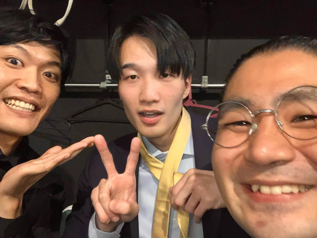 のインスタグラム：「23/10/12(木)「プレGETシアター」でした。  #レモンと炭酸 と共にMC！落ち着く心強同期！ 途中のトラブルをレモンと炭酸戸井田くんが1人で捌き切って、むしろトラブル前より盛り上げて帰ってきたのカッコ良すぎました！  ネタ。 喉爆発！はちみつ飲みながら養生🐝  来月の事務所ライブは11/7〜9！ #村民代表南川」