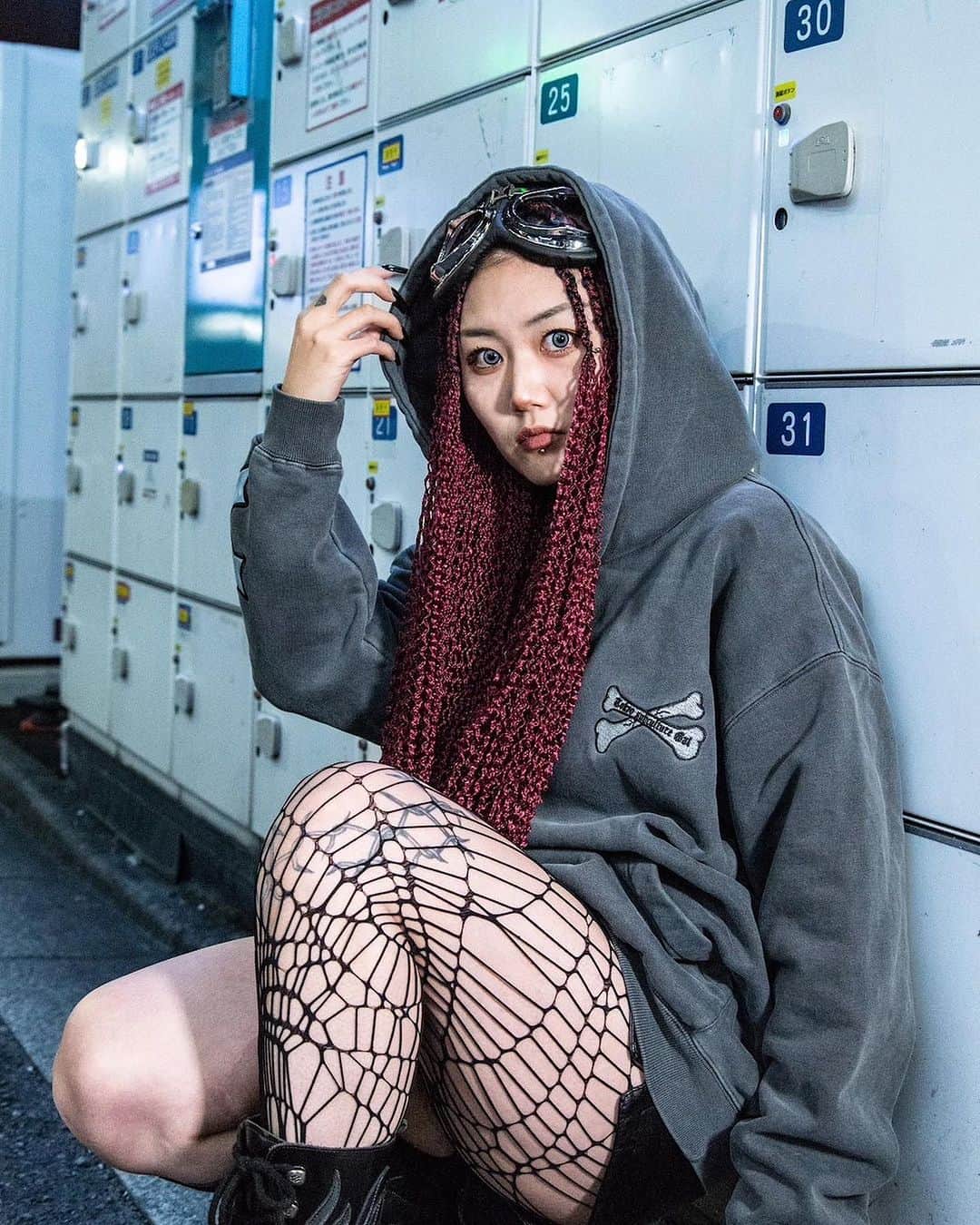 GALFYのインスタグラム：「🐶🐉🐶🐉🐶🐉🐶🐉🐶 <GALFY 2023 Collaboration> . 6年くらい前か？GALFYのリブランド当初、出来上がったサンプルをもって、マスに「店においてよ🐶」と先輩風邪ふかしてお願いに行ったことを今でも良く覚えてるぜ！JB店長に寺井さん、シマちゃんにマス、そしてユメオちゃんと代々GALFYを継承してくれたんだわ！原宿でGALFY買うならWARP @warp03 ってことで、そこんとこ夜露死苦🐶 . ------------------------------------ 【GALFY×WARP03】 ''FW23 COLLABORATION"  store 2023.10.28 11:00~ online store 2023.10.28 20:00~  昨年に続きGALFYコラボ第2弾  今回のコラボレーションテーマは 『TOKYO SUBCULTURE GAL』  GALFYの象徴ともいえるワンちゃん🐶⛓️に、 ボディピアス、タトゥー、をデザインした グラフィックが落とし込まれたPIGMENT加工の 『HALF ZIP SWEAT』『SWEAT  HOODIE』 『FAUX LEATHER  VEST』 の3型をWARPにてリリース。  こちらのコラボレーションアイテムは WARP03、store / online store 限定販売となります。  無くなり次第終了なのでおはやめに☑️❤️‍🔥  📸: @ryusei_750  📹: @junichi_nanmoku  ✂️: @__k.a.n.x.x.x」