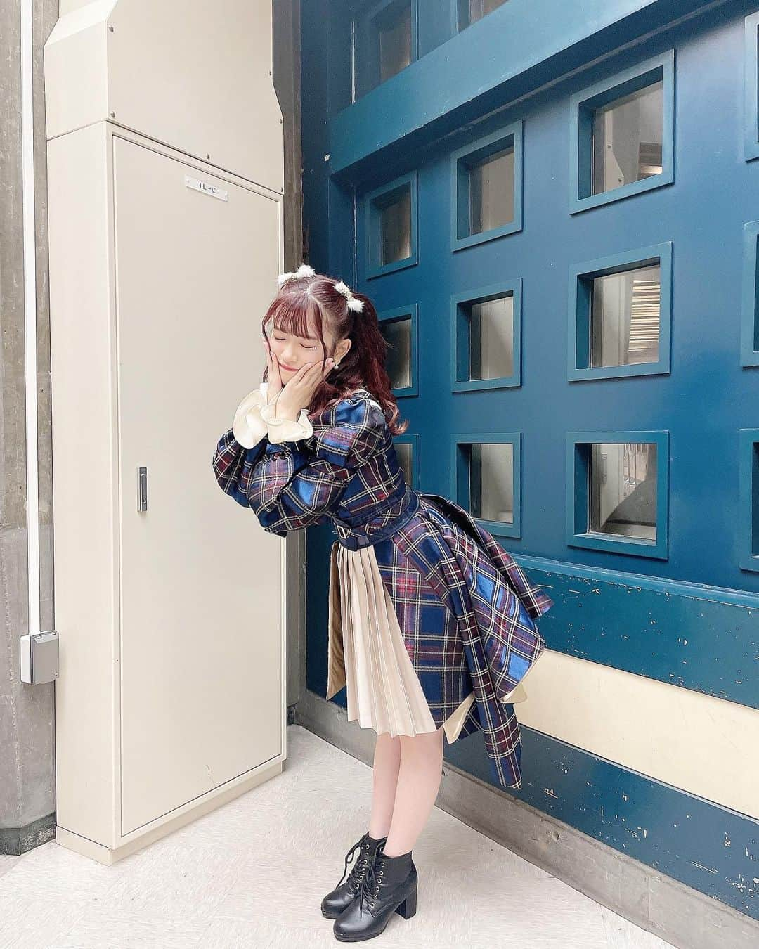 武藤小麟のインスタグラム：「. AKB48武道館3日間 ハーフツインしていましたっ！🐶🎀  髪飾りもツインテール用が多くて嬉しかったです…🫣♡  そして、コンサート前に まつげも綺麗にあげてもらって、 髪色も綺麗にして頂きました👀‎🤍  いつもありがとうございます🐕 @saaaki_93 @katsuya_murata      #akb48  #武道館  #衣装  #ハーフツイン  #ヘアアレンジ」