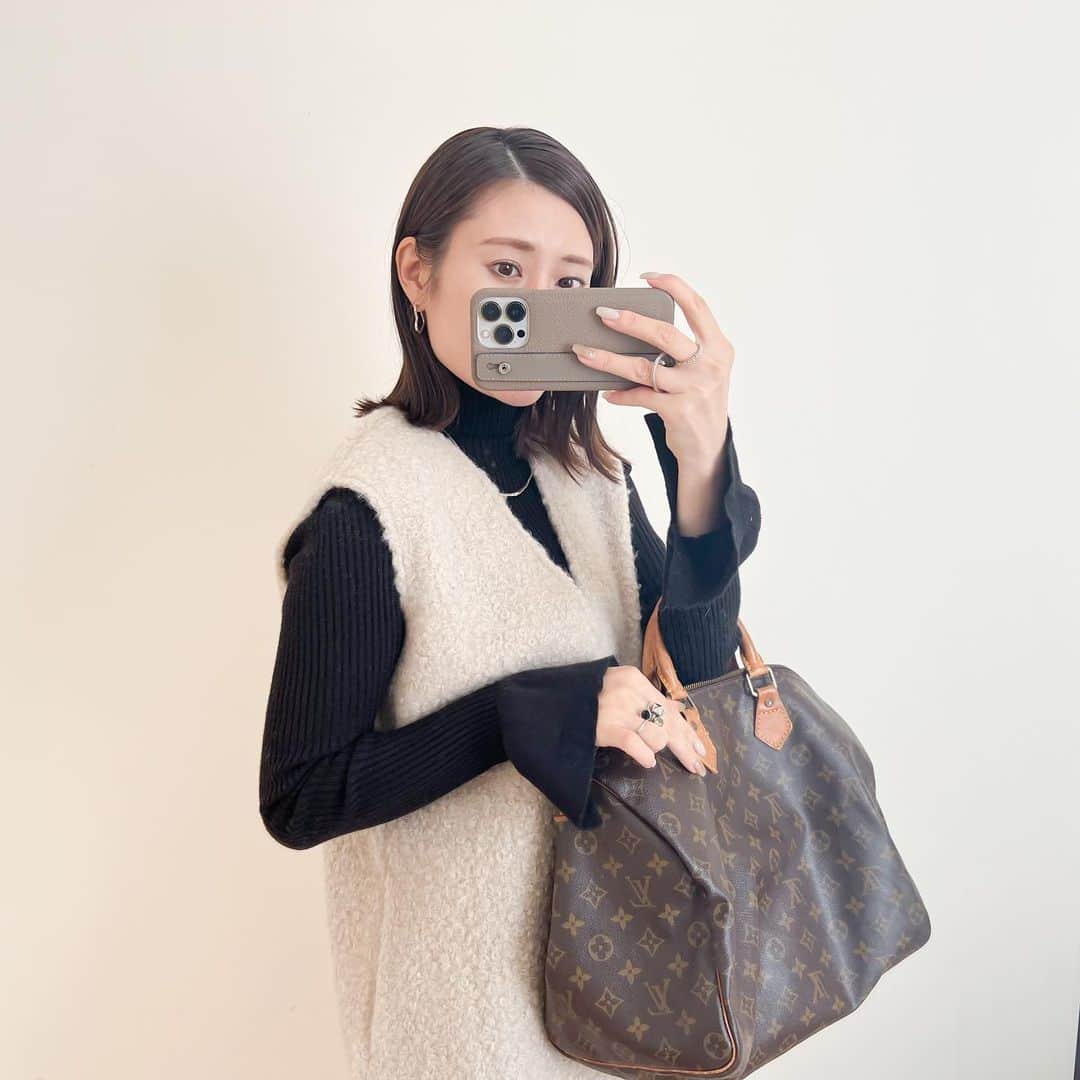 n.etsuuのインスタグラム：「2023.10.25  @classicalelf_official  フェイクリングウールVネックジャンパースカート grayish beige / Lサイズ  くるくる起毛がキュート♡ でもこもこあったかいし気持ちいい〜 インナーを変えると雰囲気も変わって着まわせそうです☺️  skirt▸Classical Elf.(PR) knit▸Re:EDIT boots▸maison margiela bag▸LOUIS VUITTON  #classicalelf#クラシカルエルフ #エルフコーデ  #zozo #zozotown #高身長コーデ #ママコーデ#シンプルコート#アラフォーママ #タイアップ」