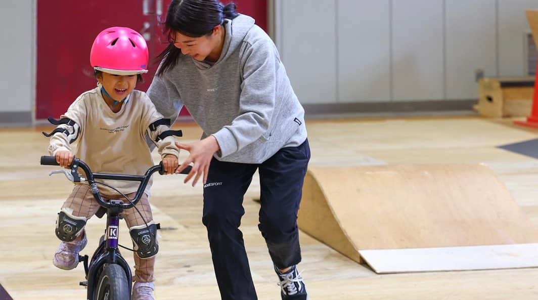 早川優衣のインスタグラム：「岩手📸  東北初開催となった今大会！ 今回は、体験会の先生をさせていただきました！ 体験会には、沢山の方が来てくださり、嬉しかったです！  初めて自転車に乗る子、初めて補助輪無しで乗れれようになった子、立ち漕ぎができるようになった子、みんなの笑顔が嬉しかったです🚲 年齢関係なくみんなで楽しめて、盛り上がれるBMX😎  ほくとくん、タカくんをはじめ、東北の皆様、スタッフの皆様、素敵な思い出ありがとうございました！☺️ 2枚目は、東北キッズたちとの写真混ぜてもらいました💗笑 Photo : JBMXF  : #大東建託 #JBMXF #TXF #TohokuExtremeFactory #岩手」