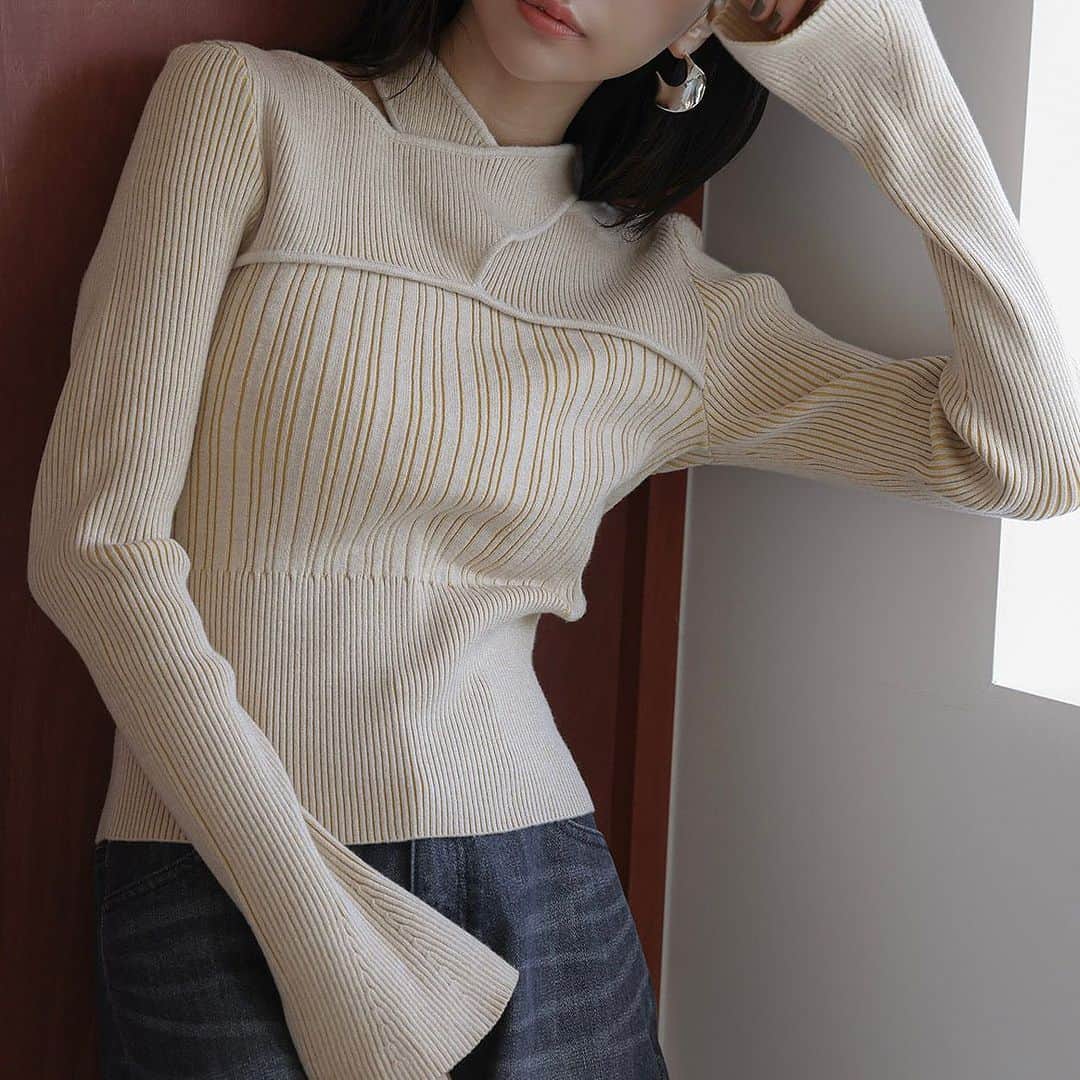 ViSさんのインスタグラム写真 - (ViSInstagram)「【new knit】  ネックのクロスと肩の開きで女っぽデザイン。 フレアの袖口もポイント。  #BVM43170 フェイクレイヤードリブニット ¥6,589 (税込) ※店舗販売中  @jadorejunonline   #vis#vis_jp #ビス #fashion#ファッション#トレンド#トレンドファッション#秋冬コーデ#ニット#ニットコーデ#大人可愛いコーデ #あざとかわいい」10月25日 20時39分 - vis_jp
