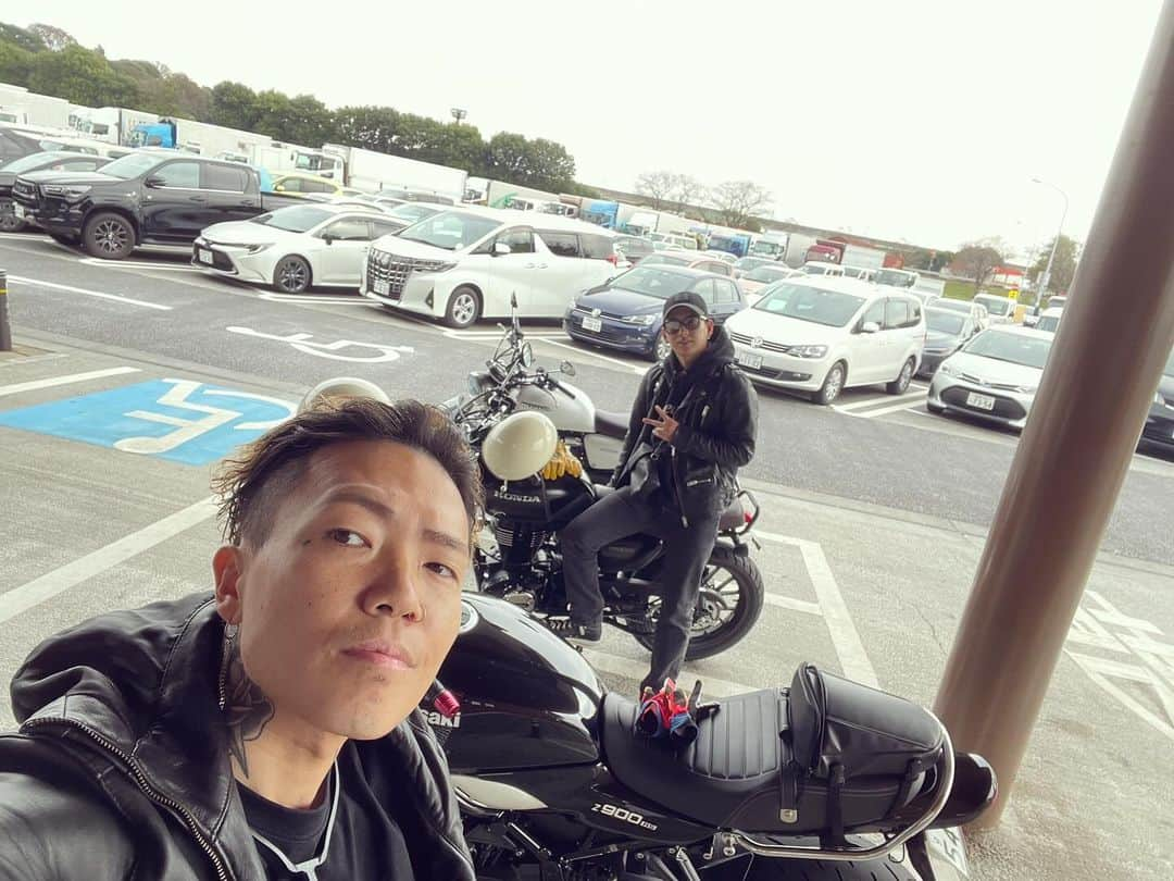 TEEDAさんのインスタグラム写真 - (TEEDAInstagram)「Yusuke from “lol” and I went to Nakaminato, Ibaraki, with each motorcycles Had a big fresh seafood bowl and it was a great day!  @yusuke_lol と茨城の那珂湊お魚センターへバイクで行って来たぜ！！どデカい海鮮丼食って大満足👍  #back_on_jpn #teeda #lol_avex #yusuke_lol #佐藤友祐 #ツーリング　#z900rs #gb350 #海鮮丼　#那珂湊おさかな市場」10月25日 20時39分 - teeda_bo