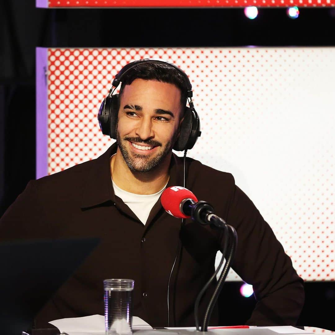 アディル・ラミのインスタグラム：「⚽️🎙️📻🇫🇷 Aujourd’hui, le champion du monde 2018, @adilrami rejoint @ruquierlaurent et l’équipe des Grosses Têtes !  📣 Coup d’envoi 15h30 sur l’antenne de #RTL Dans cette émission, retrouvez aussi : 😍 @michelebernierofficiel  🤓 @yoannriou  🤣 @roman_doduik  🎭 @vmairesse  🎬 @francoisberleand   #lesgrossestetes #photography #photooftheday #adilrami #new #smile #mood #culture #actualité」