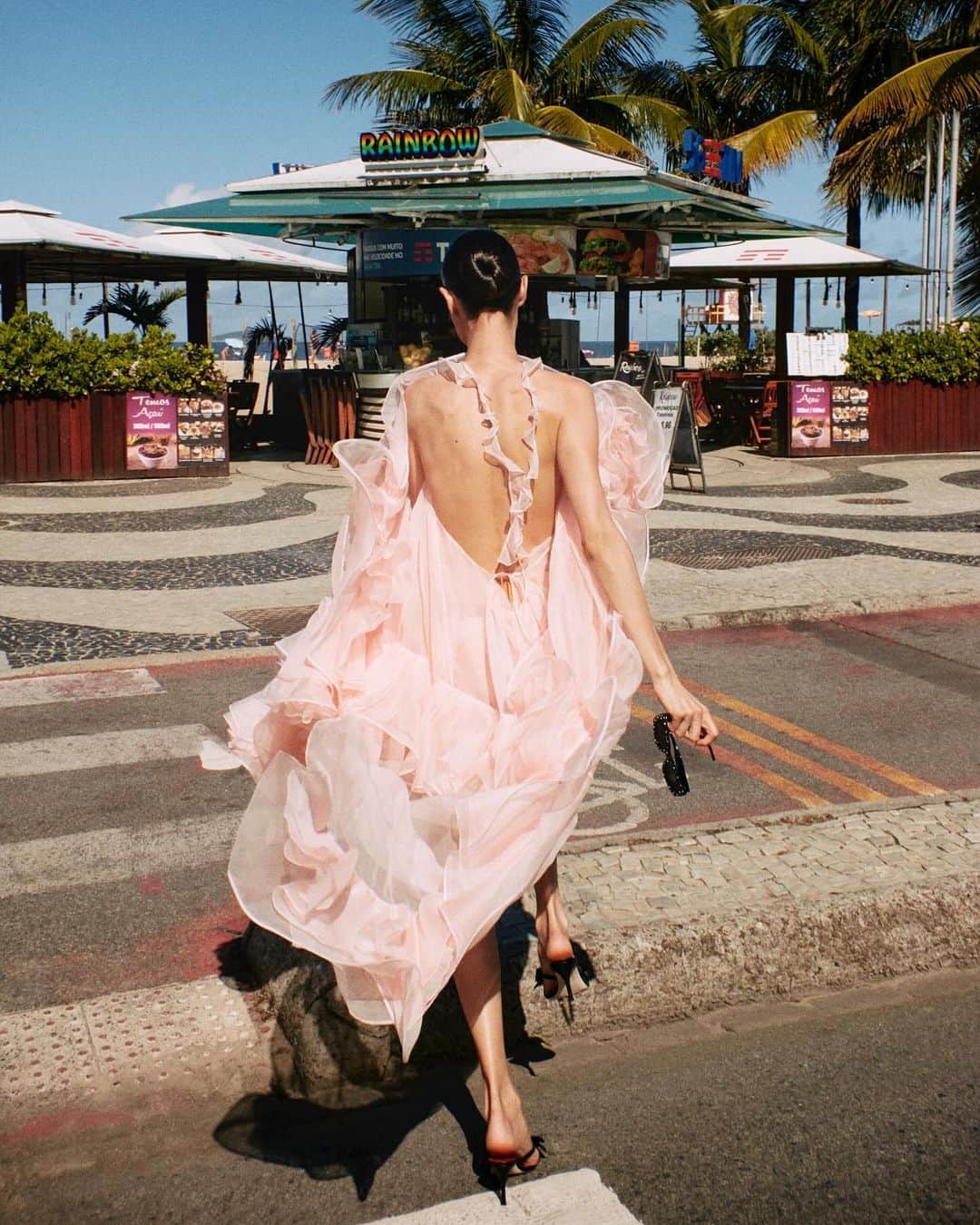 ブランカ・パディラのインスタグラム：「Qué divertido fue este shoot express en Rio, sois los mejores. Este mes de noviembre en @harpersbazaares con my queen @inmajimenezbazaar shot by @vladimirmarti 🏳️‍🌈」