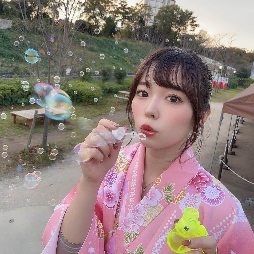 橋本紗奈さんのインスタグラム写真 - (橋本紗奈Instagram)「西武園ゆうえんちに行ったよ🎡 みんなで袴👘ˎˊ˗  射的の才能がありすぎて、シャボン玉ゲットした🫧  はじめましてのあたろーちゃんと、いつメンのAUNさんと行ってきたよ〜！🕺🕺  ご飯も、乗り物も人も優しくて、幸せ空間だった...♡ あと、夜になると綺麗なイルミネーションもあって、わくわくいっぱいでしたー！  #西武園ゆうえんち #西武園 #ゆうえんち #袴 #袴ヘア #袴ヘアアレンジ」10月25日 20時51分 - hashimoto_sana