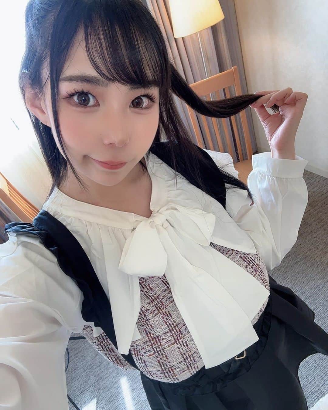 吉根ゆりあのインスタグラム：「前髪効果か、デビュー時より若い役が多い。初めてのVR撮影妹だったけどね！！」