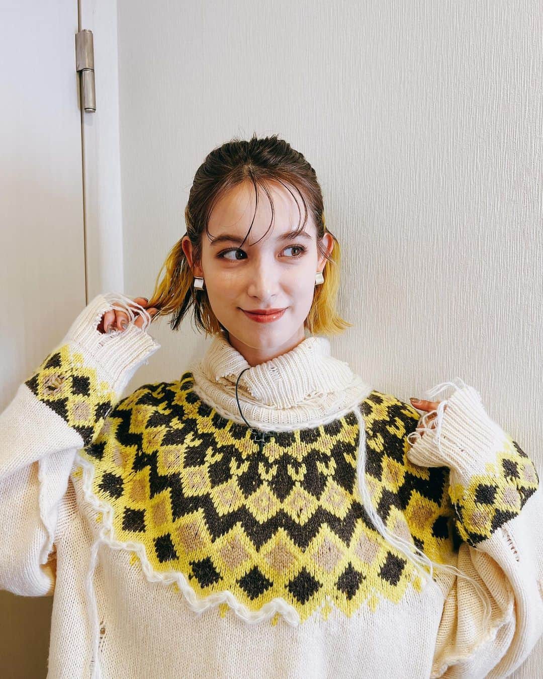 トラウデン直美のインスタグラム：「きいろちゃん🌼💛  もうセーターの季節だねぇ。 ニット大好き〜 ちなみに衣替えは終わりました。」