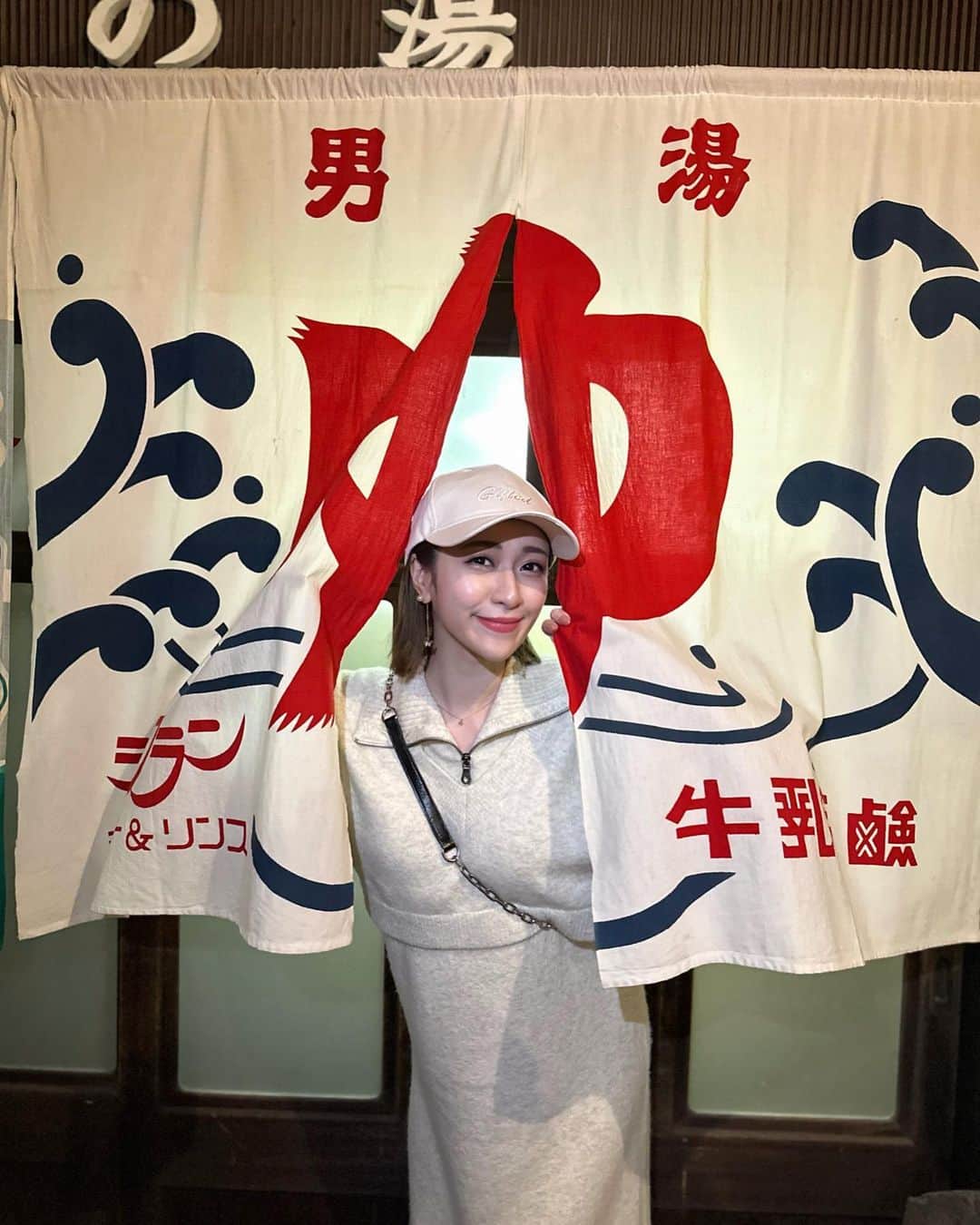 新部宏美のインスタグラム：「📍高山昭和館  高山に女子旅してきたよ♨️ たのしすぎた〜🥰  🧢… @grl_official  👚… @willfully_official   GRLのアンバサダーに就任したのでこれからもおすすめのアイテム紹介していきたいと思います✌️🎵💕」