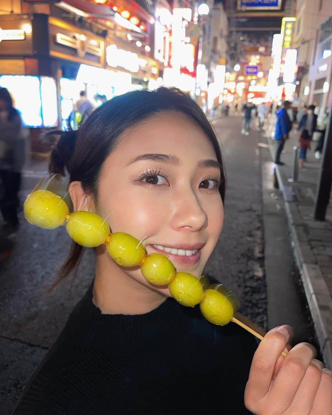 松田和佳のインスタグラム：「家族でよく行くお気に入りの中華を食べたあとに念願のフルーツ飴をゲット😙💕  子供の時はこういうのなかなか買ってもらえなかったけど、大人になると自分で買えちゃうからいいですよね😏⚡️  #フルーツ飴 #マスカット #元町中華街 #元町中華街グルメ #スイーツ」