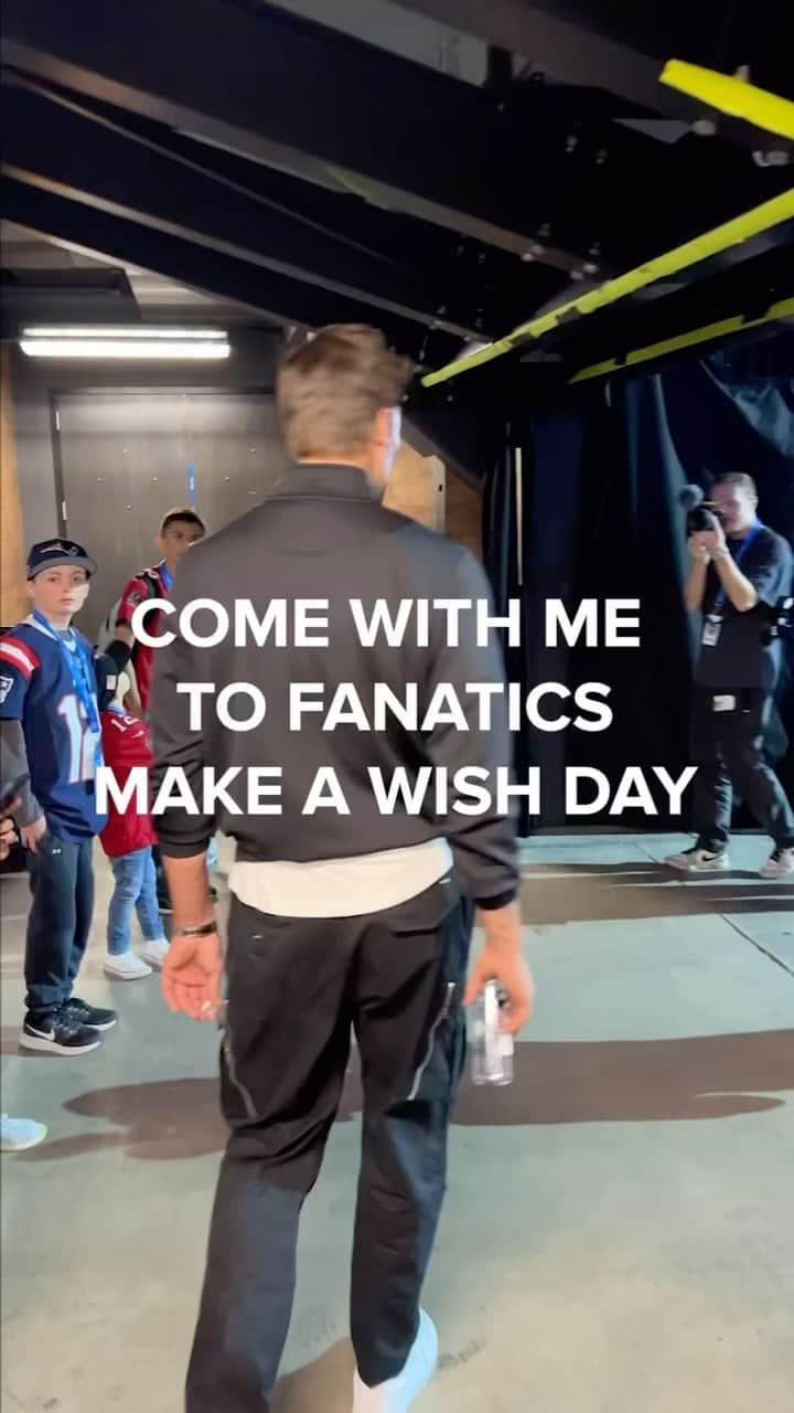 トム・ブレイディのインスタグラム：「Thanks to @makeawishamerica and @fanatics for hosting such a beautiful event filled with happiness and joy yesterday. These kids are the real heroes and having a chance to spend time with them and their families is something I’ll always be grateful for.   PS: There were some real wide receivers out there on the court.. better hands than me for sure 😂」