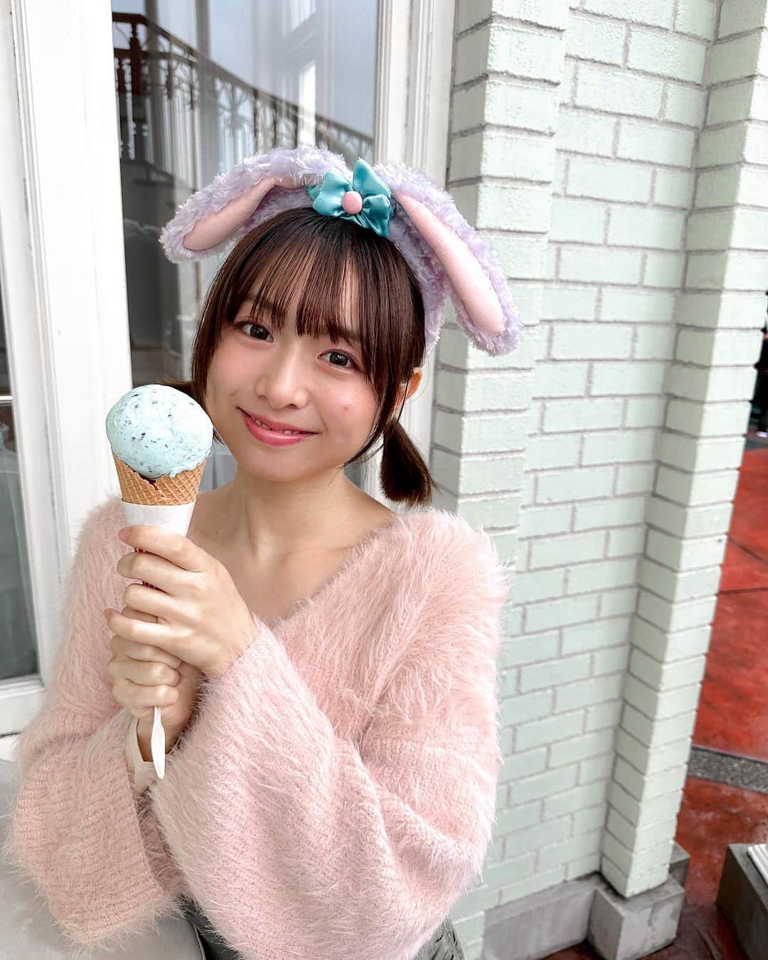 鈴木泉帆さんのインスタグラム写真 - (鈴木泉帆Instagram)「うっかりシーのキャラのカチューシャつけてランドに行ってしまった、、🫠  この日は雨と強風でとっても寒かったからか いつも行列のできてるアイスクリームコーンに待ち時間なしで入れました！ 雨の日ディズニーもありですねえ  そして地味に好きなアトラクションランキング第1位は メリーゴーランドです🦄  みなさんは何が好きですか〜？？」10月25日 20時50分 - mizuho__suzuki