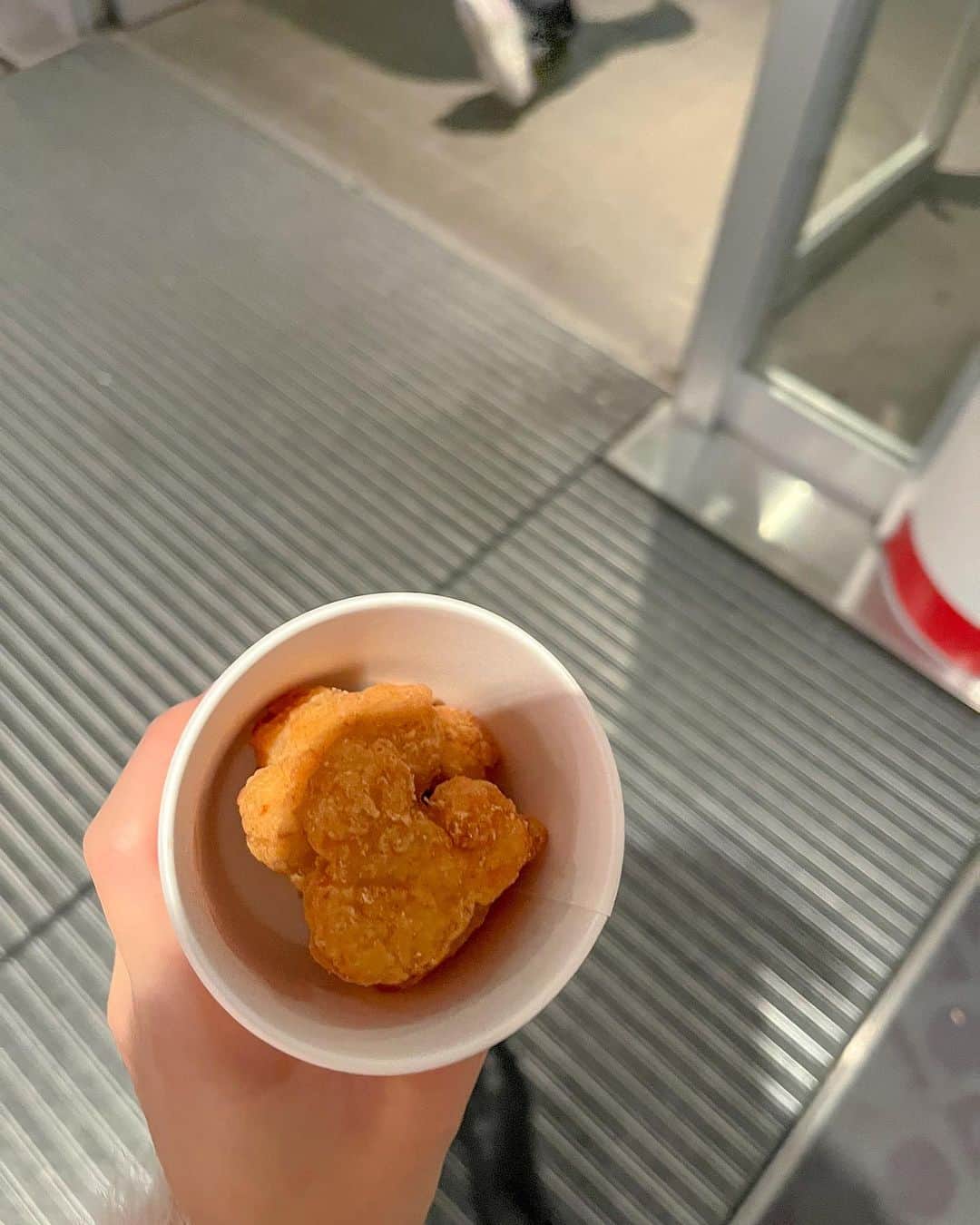 鈴木泉帆さんのインスタグラム写真 - (鈴木泉帆Instagram)「うっかりシーのキャラのカチューシャつけてランドに行ってしまった、、🫠  この日は雨と強風でとっても寒かったからか いつも行列のできてるアイスクリームコーンに待ち時間なしで入れました！ 雨の日ディズニーもありですねえ  そして地味に好きなアトラクションランキング第1位は メリーゴーランドです🦄  みなさんは何が好きですか〜？？」10月25日 20時50分 - mizuho__suzuki