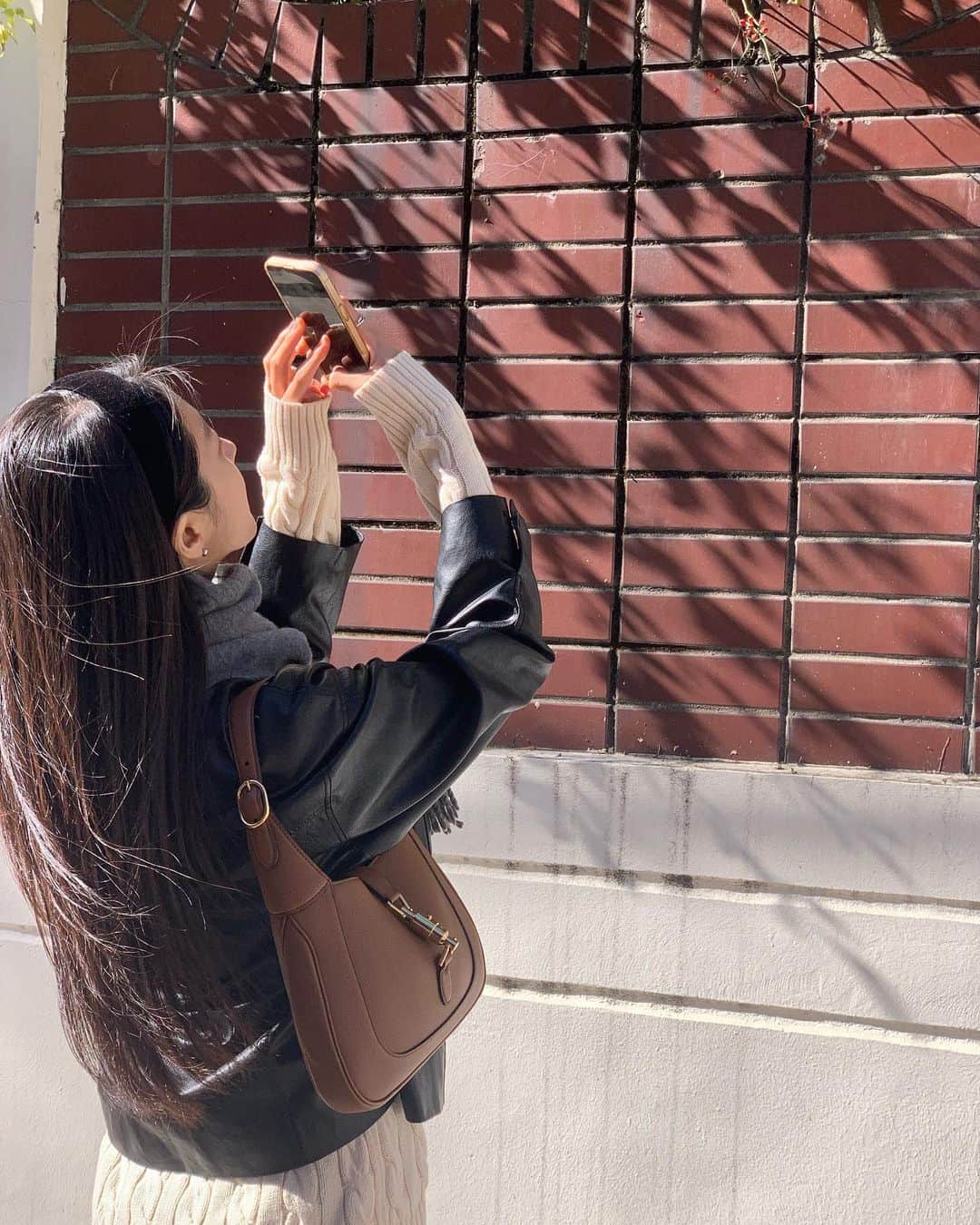 ミナ さんのインスタグラム写真 - (ミナ Instagram)「요즘 커피 마셔도 잘 자서 진짜 행복..🫶🏻 차분한 컬러와 복실복실한 소재가 좋아지는 계절🤍🖤🤎」10月25日 20時50分 - blossomh_