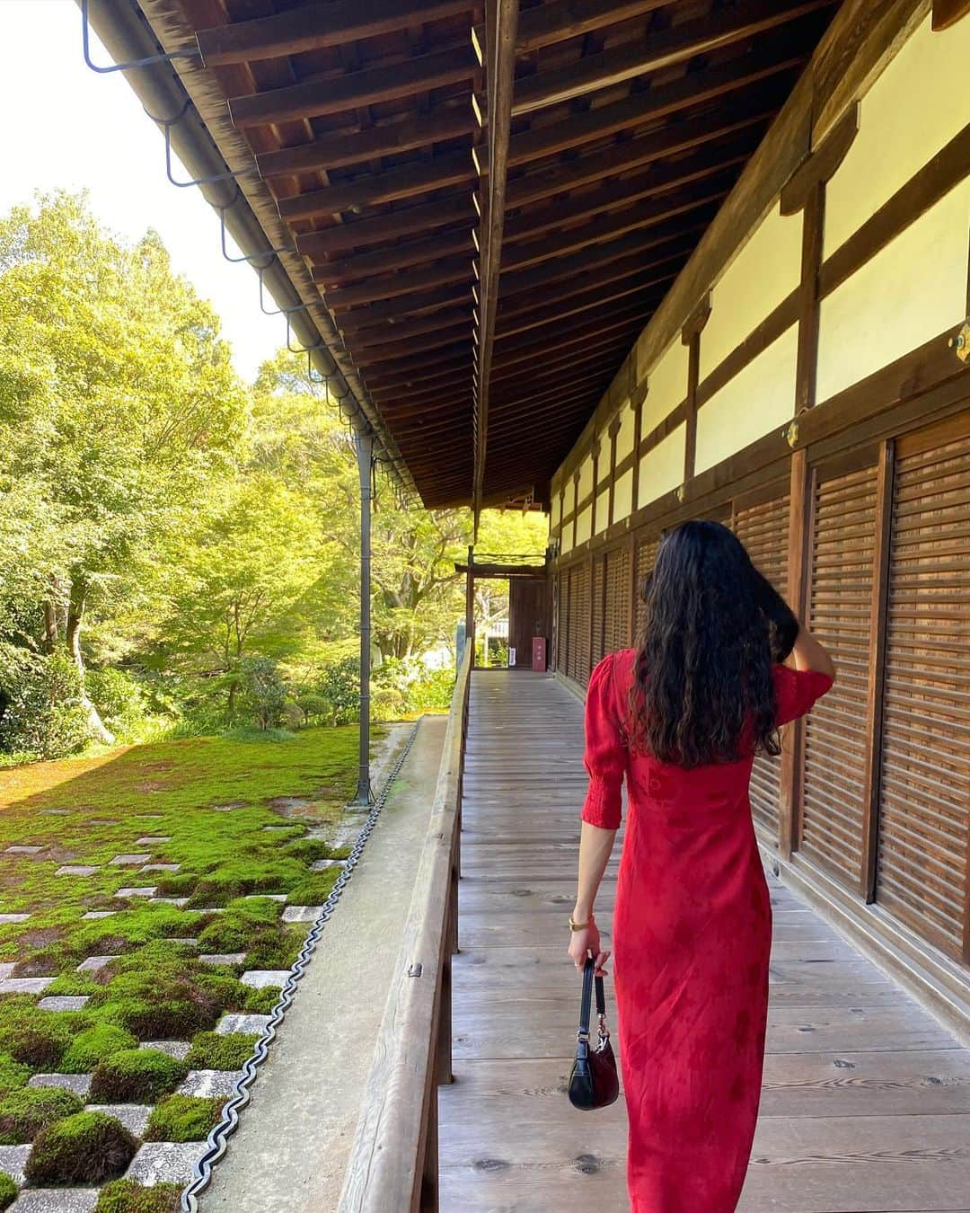 ベイカー恵利沙さんのインスタグラム写真 - (ベイカー恵利沙Instagram)「Red in Kyoto ❤️⛩️ 京都で絶対着ると楽しみにしていたドレス😌 ブーツはもう6年は履いているコーチ  バッグも長年愛用しているvintageのコーチ🦋  #えりさふく」10月25日 21時01分 - bakerelisa