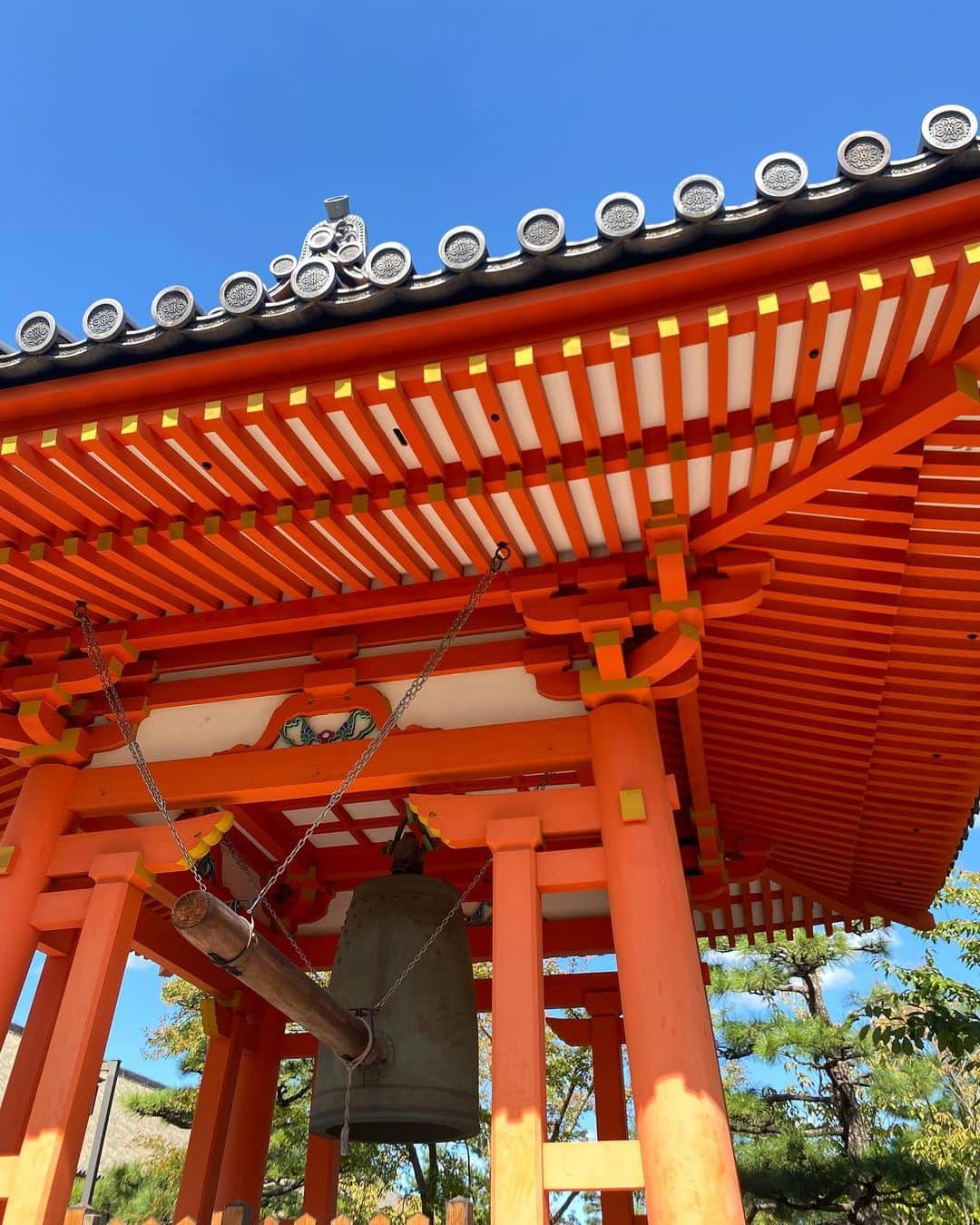 ベイカー恵利沙さんのインスタグラム写真 - (ベイカー恵利沙Instagram)「Red in Kyoto ❤️⛩️ 京都で絶対着ると楽しみにしていたドレス😌 ブーツはもう6年は履いているコーチ  バッグも長年愛用しているvintageのコーチ🦋  #えりさふく」10月25日 21時01分 - bakerelisa