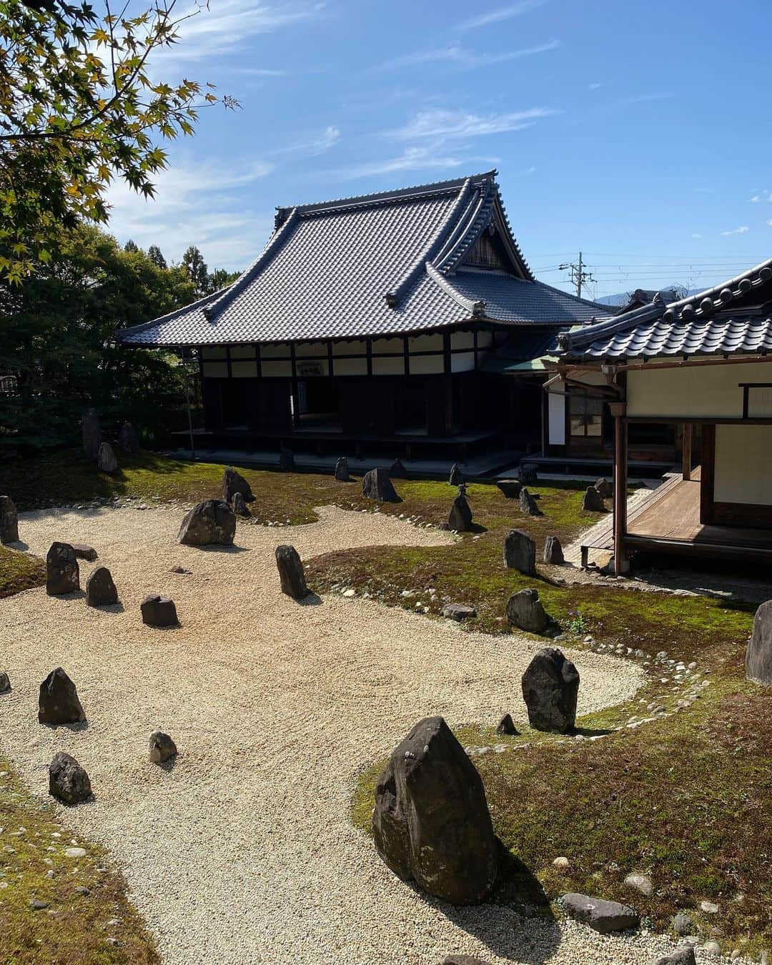 ベイカー恵利沙さんのインスタグラム写真 - (ベイカー恵利沙Instagram)「Red in Kyoto ❤️⛩️ 京都で絶対着ると楽しみにしていたドレス😌 ブーツはもう6年は履いているコーチ  バッグも長年愛用しているvintageのコーチ🦋  #えりさふく」10月25日 21時01分 - bakerelisa