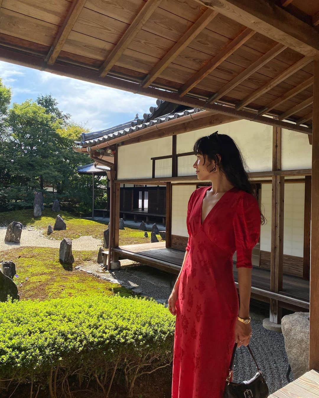 ベイカー恵利沙さんのインスタグラム写真 - (ベイカー恵利沙Instagram)「Red in Kyoto ❤️⛩️ 京都で絶対着ると楽しみにしていたドレス😌 ブーツはもう6年は履いているコーチ  バッグも長年愛用しているvintageのコーチ🦋  #えりさふく」10月25日 21時01分 - bakerelisa