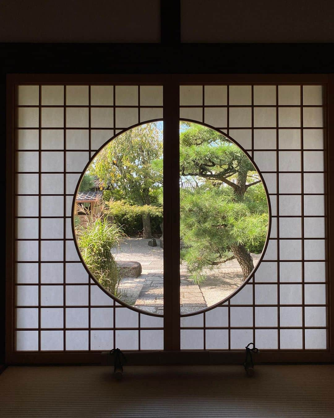 ベイカー恵利沙さんのインスタグラム写真 - (ベイカー恵利沙Instagram)「Red in Kyoto ❤️⛩️ 京都で絶対着ると楽しみにしていたドレス😌 ブーツはもう6年は履いているコーチ  バッグも長年愛用しているvintageのコーチ🦋  #えりさふく」10月25日 21時01分 - bakerelisa