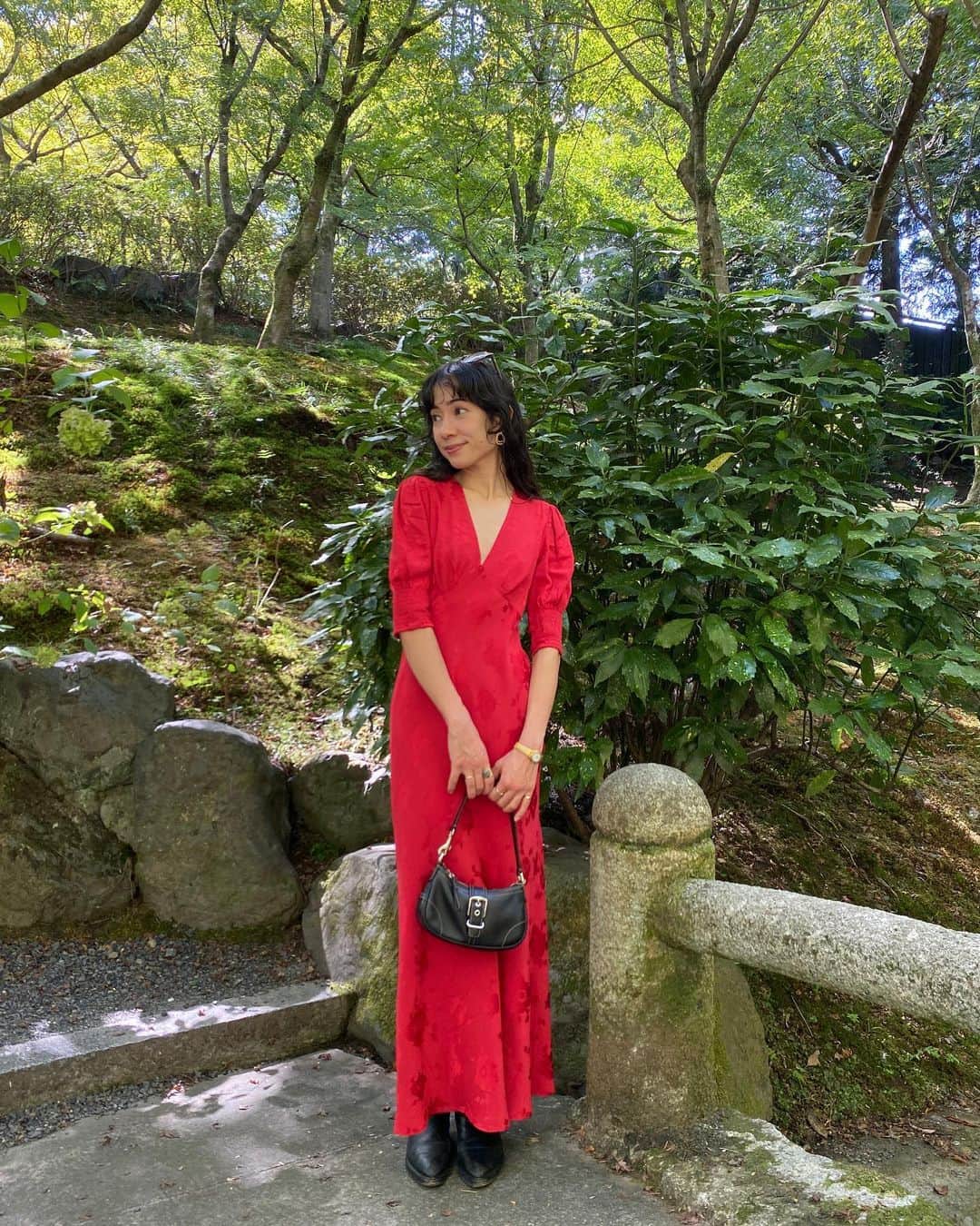 ベイカー恵利沙のインスタグラム：「Red in Kyoto ❤️⛩️ 京都で絶対着ると楽しみにしていたドレス😌 ブーツはもう6年は履いているコーチ  バッグも長年愛用しているvintageのコーチ🦋  #えりさふく」