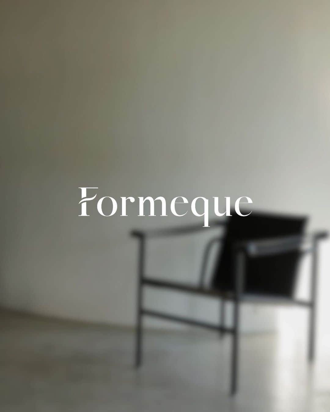 かほこ。のインスタグラム：「ㅤㅤㅤㅤㅤㅤㅤㅤㅤㅤㅤㅤㅤ ㅤㅤㅤㅤㅤㅤㅤㅤㅤㅤㅤㅤㅤ  ご報告です。 ㅤㅤㅤㅤㅤㅤㅤㅤㅤㅤㅤㅤㅤ この度、ディレクターとしてアパレルブランド Formeque (フォルミーク) を 立ち上げることとなりました。 @formeque_official  ㅤㅤㅤㅤㅤㅤㅤㅤㅤㅤㅤㅤㅤ このような機会がいただけたのも、 普段から見てくださっている皆様のお陰です。 本当にありがとうございます。 ㅤㅤㅤㅤㅤㅤㅤㅤㅤㅤㅤㅤㅤ Formeque 姿・かたちを表す "forme" と 唯一無二を意味する "unique" を組み合わせ、 「流行り廃りに流されない唯一無二のスタイルを」 という想いを込めました。 また、formeには "for me -自分のために- "という 意味も込められています。 ㅤㅤㅤㅤㅤㅤㅤㅤㅤㅤㅤㅤㅤ 流行はどんどん変わっていくし 年齢を重ねるたび好きなものも変わっていく。 その変化に悩むこともあるけど、 それでも自分の「好き」を大切にしてもらいたい。 ㅤㅤㅤㅤㅤㅤㅤㅤㅤㅤㅤㅤㅤ Formequeはベーシックなお洋服が多いですが シルエットにこだわっています。 街中で歩いてる時、ふとウィンドウに映る姿を見て 「あ、なんか今日の自分いいかも」と、 より自分を好きになる一着をお届けできたら幸いです。 ㅤㅤㅤㅤㅤㅤㅤㅤㅤㅤㅤㅤㅤ 一度は挫折し、諦めた夢でした。 再びチャレンジすることは大きな不安もありましたが とても素敵なチームの皆様に支えていただき ここまでたどり着くことができました。 そして同じように、見てくださる皆様がいるからこそ叶えられた夢です。 フォロワー様、チームの皆様、そしていつも支えてくれる周りのみんな。 本当に本当にありがとうございます！ ㅤㅤㅤㅤㅤㅤㅤㅤㅤㅤㅤㅤㅤ 自信を持ってお届けできるアイテムができました。 2023年11月20日より、ZOZOTOWNにて販売開始となります。 ㅤㅤㅤㅤㅤㅤㅤㅤㅤㅤㅤㅤㅤ よろしくお願いいたします☺️ ㅤㅤㅤㅤㅤㅤㅤㅤㅤㅤㅤㅤㅤ ㅤㅤㅤㅤㅤㅤㅤㅤㅤㅤㅤㅤㅤ かほこ。 ㅤㅤㅤㅤㅤㅤㅤㅤㅤㅤㅤㅤㅤ」