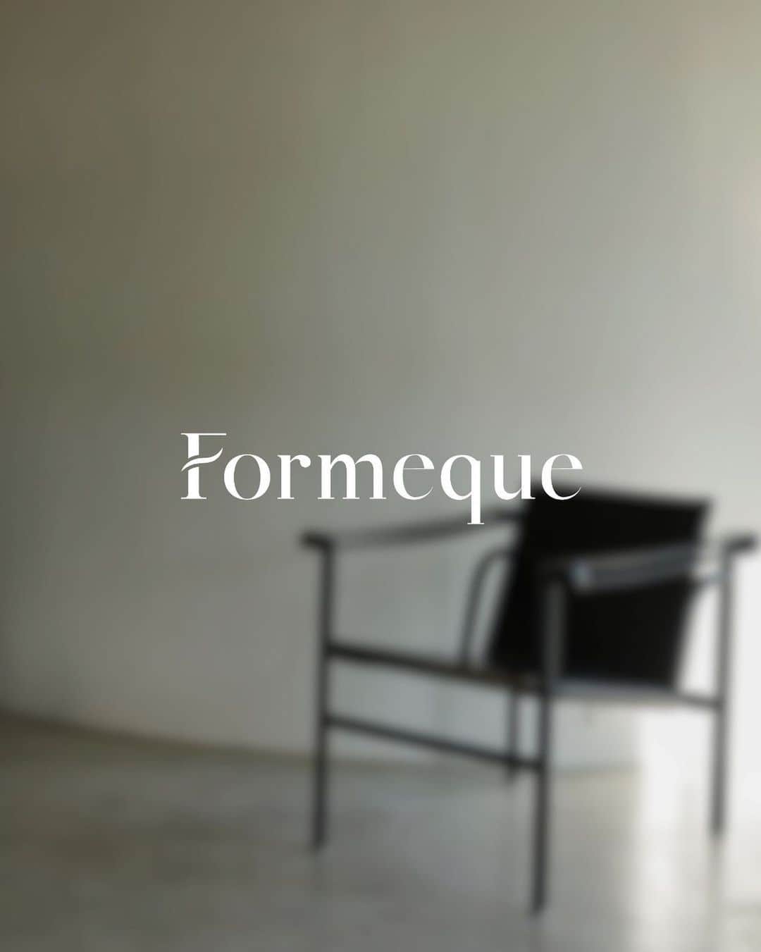 のインスタグラム：「ㅤㅤㅤㅤㅤㅤㅤㅤㅤㅤㅤㅤㅤ ㅤㅤㅤㅤㅤㅤㅤㅤㅤㅤㅤㅤㅤ  ご報告です。 ㅤㅤㅤㅤㅤㅤㅤㅤㅤㅤㅤㅤㅤ この度、ディレクターとしてアパレルブランド Formeque (フォルミーク) を 立ち上げることとなりました。 @formeque_official  ㅤㅤㅤㅤㅤㅤㅤㅤㅤㅤㅤㅤㅤ このような機会がいただけたのも、 普段から見てくださっている皆様のお陰です。 本当にありがとうございます。 ㅤㅤㅤㅤㅤㅤㅤㅤㅤㅤㅤㅤㅤ Formeque 姿・かたちを表す "forme" と 唯一無二を意味する "unique" を組み合わせ、 「流行り廃りに流されない唯一無二のスタイルを」 という想いを込めました。 また、formeには "for me -自分のために- "という 意味も込められています。 ㅤㅤㅤㅤㅤㅤㅤㅤㅤㅤㅤㅤㅤ 流行はどんどん変わっていくし 年齢を重ねるたび好きなものも変わっていく。 その変化に悩むこともあるけど、 それでも自分の「好き」を大切にしてもらいたい。 ㅤㅤㅤㅤㅤㅤㅤㅤㅤㅤㅤㅤㅤ Formequeはベーシックなお洋服が多いですが シルエットにこだわっています。 街中で歩いてる時、ふとウィンドウに映る姿を見て 「あ、なんか今日の自分いいかも」と、 より自分を好きになる一着をお届けできたら幸いです。 ㅤㅤㅤㅤㅤㅤㅤㅤㅤㅤㅤㅤㅤ 一度は挫折し、諦めた夢でした。 再びチャレンジすることは大きな不安もありましたが とても素敵なチームの皆様に支えていただき ここまでたどり着くことができました。 そして同じように、見てくださる皆様がいるからこそ叶えられた夢です。 フォロワー様、チームの皆様、そしていつも支えてくれる周りのみんな。 本当に本当にありがとうございます！ ㅤㅤㅤㅤㅤㅤㅤㅤㅤㅤㅤㅤㅤ 自信を持ってお届けできるアイテムができました。 2023年11月20日より、ZOZOTOWNにて販売開始となります。 ㅤㅤㅤㅤㅤㅤㅤㅤㅤㅤㅤㅤㅤ よろしくお願いいたします☺️ ㅤㅤㅤㅤㅤㅤㅤㅤㅤㅤㅤㅤㅤ ㅤㅤㅤㅤㅤㅤㅤㅤㅤㅤㅤㅤㅤ かほこ。 ㅤㅤㅤㅤㅤㅤㅤㅤㅤㅤㅤㅤㅤ」