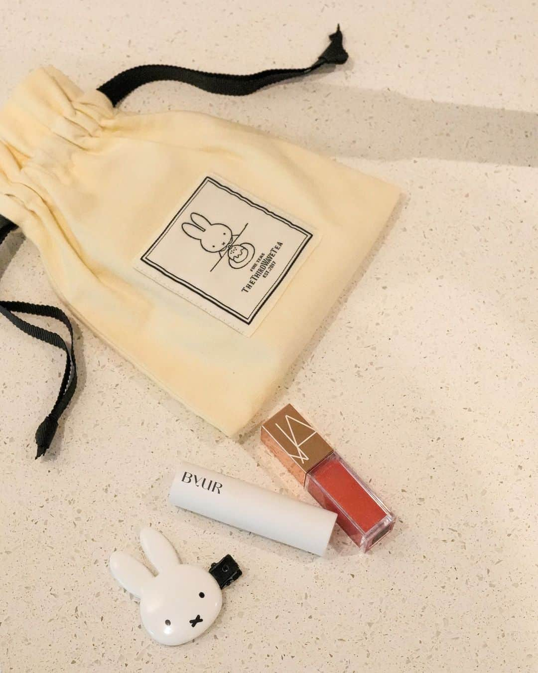 紅茶ブランド THE THIRDWAVE TEAのインスタグラム：「新しいコスメを買ったの💄⁠ ⁠ ミッフィーの巾着ポーチに入れて⁠ 持ち歩くよ♡⁠ ⁠ 明日から早速使おうっと⁠ 楽しみ～♡⁠ ⁠ ⁠ ---⁠ ⁠ #thethirdwavetea #miffytea⁠ #miffy⁠ #ミッフィー #巾着袋  #ギフト #ベージュ #韓国っぽ #コスメポーチ #カフェ巡り #ミッフィーグッズ ⁠ コスメ #化粧ポーチ」