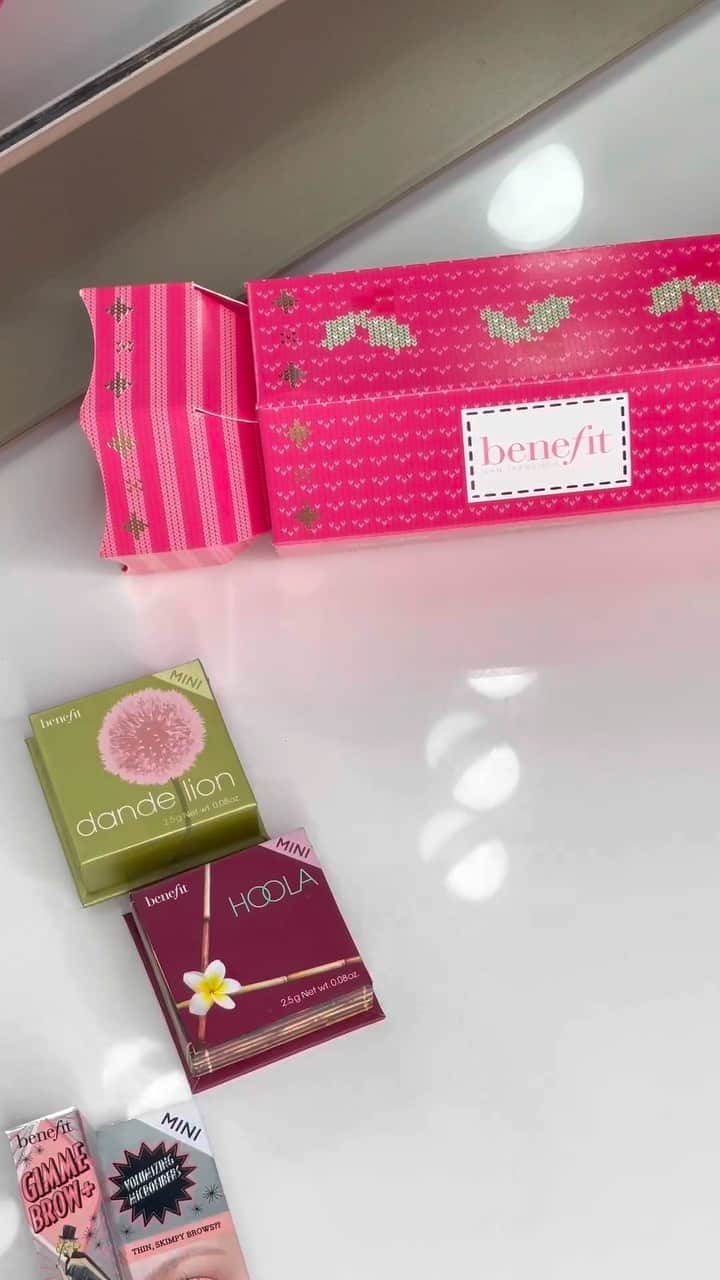 Benefit Cosmetics UKのインスタグラム：「What a CRACKING offer 😉⁠ ⁠ Get 3 for 2 on all Benefit minis plus a cracker to gift them in!⁠ ⁠ Enter CRACKER at the checkout and happy shopping Benefam x⁠ ⁠ #beautyholidaygiftsets #holidaybeauty2023」