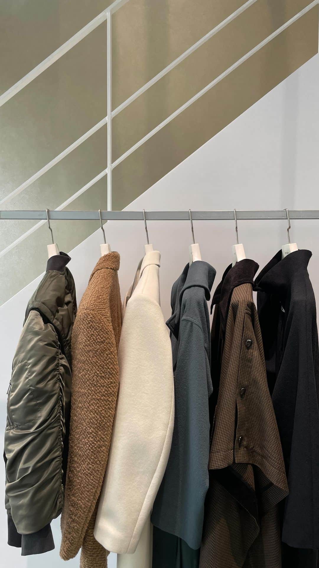 のインスタグラム：「〈STUDIOUS OUTER COLLECTION〉  冬のマストアイテム、アウターをご紹介。  詳細はプロフィールのURLよりオンラインストアでご覧いただけます。  #STUDIOUS #ステュディオス #studious_womens」