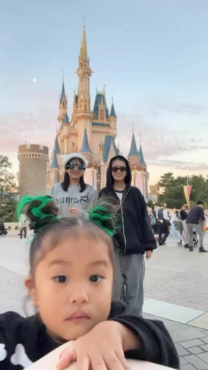 山崎まきこのインスタグラム：「No filter💫🏰 お気に入り💞」