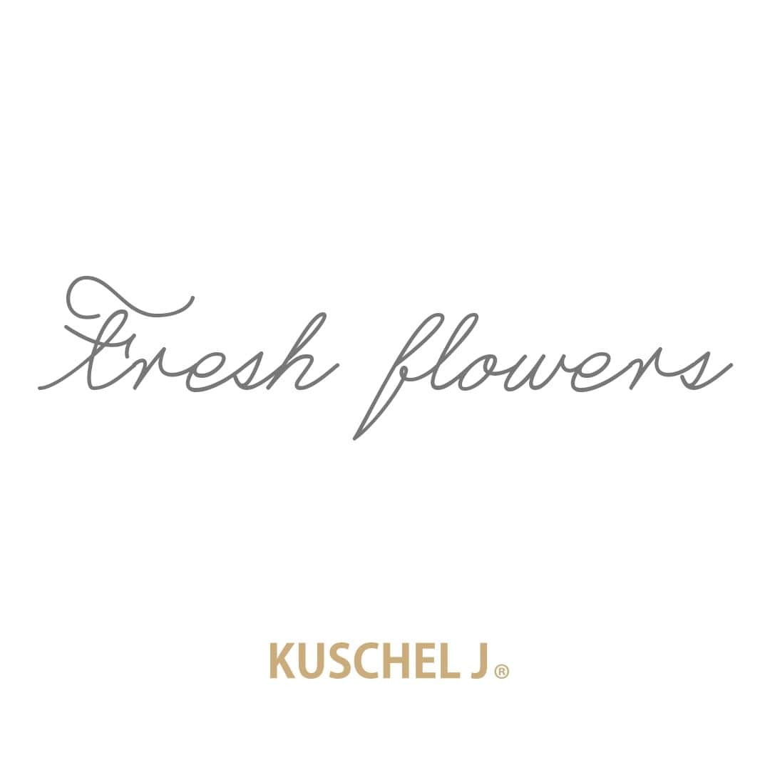 FRAGRANCYのインスタグラム：「. 【KUSCHEL J】  「金木犀の香りそのまま」と好評のクシェルヨットから、 生花の香りシリーズのオードトワレとハンドクリームが登場。 手のひらに乗る、ころんとした丸みのあるオードトワレの瓶は それぞれの花の形が浮き出るように加工されており、 お部屋のインテリアとしても目を惹くデザイン。  同じ香りのハンドクリームも10種類のボタニカルエキス （保湿成分）を配合したコクのあるクリームが、 乾燥しがちな手・指先・爪をしっかり保湿します。  目を閉じて香りを楽しんでほしい、 おすすめの４選。ぜひお試しください。  *⑅︎୨୧┈︎┈︎┈︎┈︎┈︎┈︎┈︎┈︎┈︎┈︎┈︎┈︎┈︎┈︎┈︎┈︎┈︎┈︎┈︎୨୧⑅︎* @ohanamahaalo #fragrancy_online #fragrancyonline #fragrancy #japan #クシェルヨット #フレグランシィオンライン #花の香り #花の香りに癒される #フレグランス #金木犀 #オードトワレ #ハンドクリーム好き #ハンドクリームいい匂い #香りのある暮らし #香りのある生活」