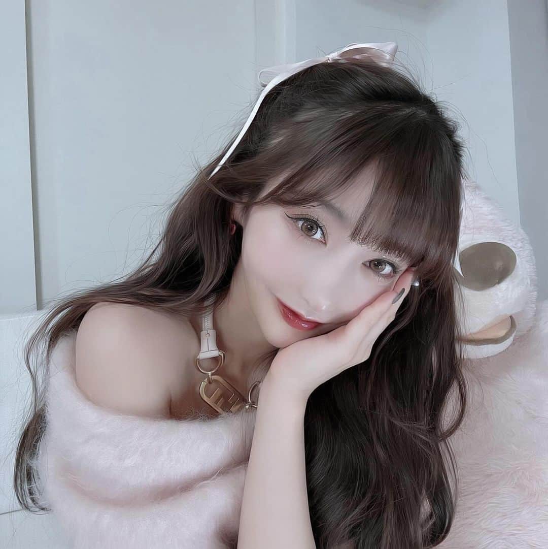 茜里のインスタグラム：「スキンケア変更！"ジャンマリーニ"使ってみてる〜🖤 次世代ゼオスキンってことで医療従事者の方を中心に人気急上昇してるらしい。  ECサイト「ドクターレーベル」だと2割引クーポン常にあるから、ジャンマリーニを1番安く買えるよ最高◎ 気になる方はドクターレーベルから是非(つД`)ノ🩷  ⚫︎ジャンマリーニとは⚫︎  まず昔からある実力派ブランドってことが調べると分かるから調べてみて🔍  ☑️A反応が起こりづらくて肌に負担が少ない ☑️高濃度成分を肌にいれれる🥺⭐️ ☑️アメリカではゼオスキンよりもジャンマリーニの方が圧倒的に人気でセレブも御用達 ☑️コスパ的にはゼオスキンと変わらないよ🩷  ゼオスキンで皮剥けするシリーズ使ったらめちゃくちゃ合わなかったから、これなら続けれそうで飛びつきました。わあい。  とにかく保水力がすごいなって印象。使い続けてみる☺️🩶✨  #PR #ジャンマリーニ #ドクターレーベル」