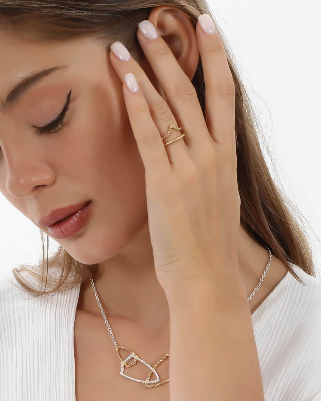 フォリフォリのインスタグラム：「Add an elegant touch to your everyday look with a selection of Vivid Symmetries jewelery. Discover them now online.  #follifollie #myfollifollie #necklace #ring #2k23 #fashion #style #VividSymmetries #jewelleryofinstagram #jewelleryoftheday #jewellery #jewelry #instajewelry #fashionjewelry」