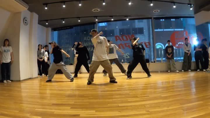 CHISATOのインスタグラム：「♪.NewRnbEer / @oceanfromtheblue   choreography @chali2dance さん  初めて先生と踊らせてもらえて嬉しかったです😳 振り付けもかっこよくて楽しかったです✨ ありがとうございました❤️‍🔥  #dance」