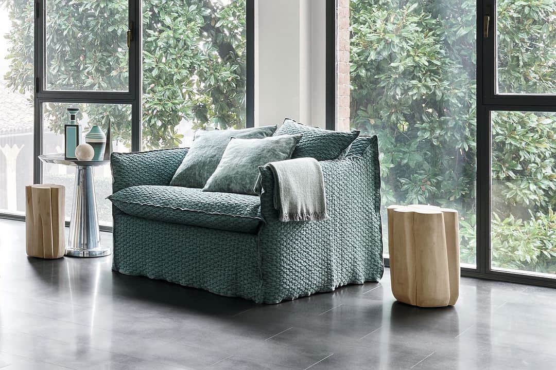 GERVASONI JAPAN / ジェルバゾーニ ジャパンのインスタグラム：「【 Scene 】  Sofa bed：GHOST11  ファブリック ・Sofa bed： Cat.D WINDS Maestrale  ・Cushion Cat.D WINDS Maestrale Cat.C DEUS Ermes  パーソナルソファとしても ソファベッドとしても使用可能なGHOST11。  GHOSTの魅力を残しながら、 多様な使い道ができるのが最大の魅力です。  パーソナル以外のサイズもございます。 空間を余すことなくご使用いただけるのもポイントの1つです！  ———  Lino Bianco Cover Campaign(リノビアンコ キャンペーン)を 今年も実施しております！  期間中、カバーリングタイプのソファ、チェア、ベッドを ご注文のお客様に 「リノ ビアンコ カバー ※白いカバー」を1セット プレゼントいたします。 ※アウトドアシリーズ は除きます。  リネンとコットンのカバーで、 触り心地もさらさらしており、とても人気のカバーです。 お洗濯もしていただけます。 ※乾燥機のご使用はお避け下さい  皆様のお越しを心よりお待ち申し上げております。  【 期間 】 2023年9月1日 (木) ~ 12月31日 (日)  GERVASONI オンラインショップに アウトレットページができました！ お得な商品もございますので、 是非ご覧ください。 https://online.gervasoni.jp/collections/outlet  ・ ・ ・  #gervasonitokyo #gervasoni #ジェルバゾーニ #インテリア #家具 #interior #furniture #インテリアコーディネート #ライフスタイル #リゾートインテリア #ホテルライク #豊かなくらし #着せ替えソファ #カバーリング #リビング  #ソファベッド #sofabed ＃GHOST11」