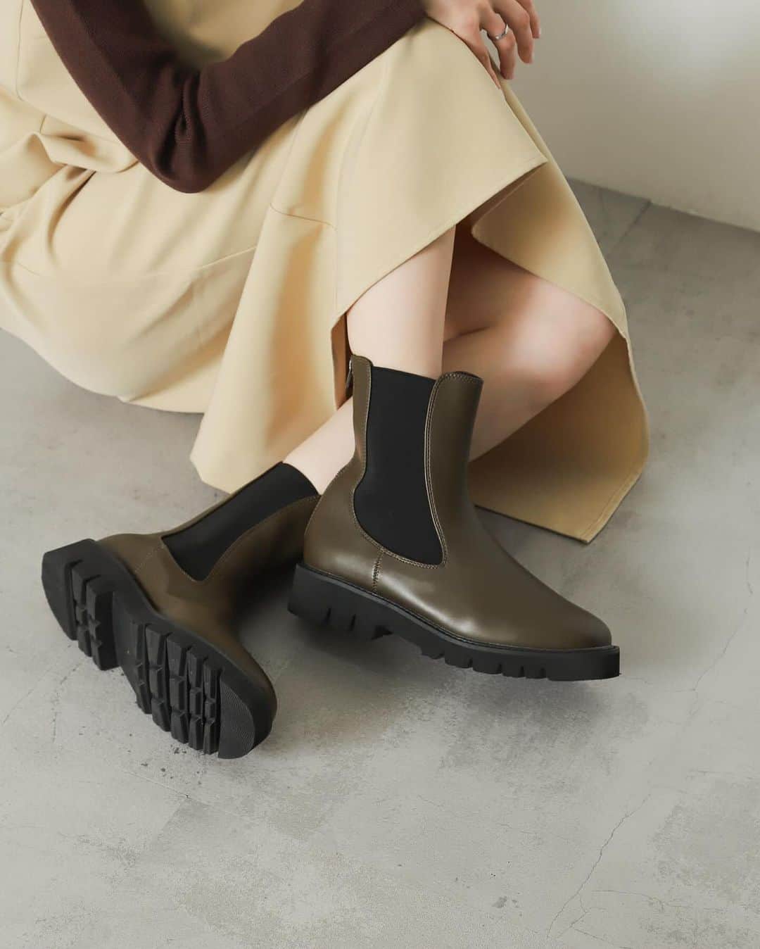 のインスタグラム：「MUST BUY ITEM  トレンド感の高いボリュームシルエットと足首のすっきり魅せを同時に叶えたブーツが登場！  トラックソールサイドゴアブーツ ¥8,250(税込）  size : S/M/L color : KHAKI/IVORY / BLACK  #senseofplace_ur #senseofplacebyurbanresearch #センスオブプレイス #センスオブプレイスバイアーバンリサーチ #アーバンリサーチ #newin #ブーツ #サイドゴアブーツ #ボリュームソール #カジュアルコーデ」